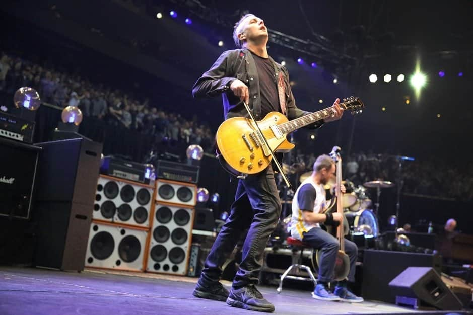 パール・ジャムさんのインスタグラム写真 - (パール・ジャムInstagram)「@MikeMcCreadyPJ rockin’ the @GibsonGuitar 1959 Les Paul @JimmyPage style. #PJBackline 📷: Karen Loria」5月8日 2時39分 - pearljam