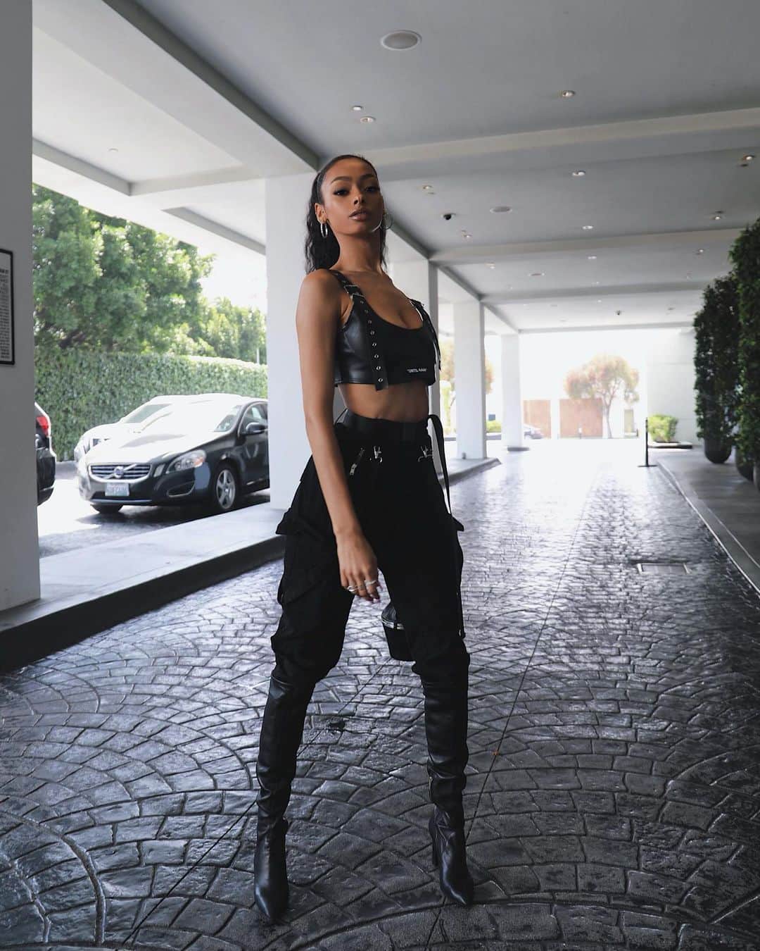 ジェイデ・ピアスさんのインスタグラム写真 - (ジェイデ・ピアスInstagram)「SHE DID NOT COME TO PLAY! FIT- Top- @sistersandseekers Trousers- @bershkacollection Boots- @sergiorossi」5月8日 2時52分 - jaydepierce