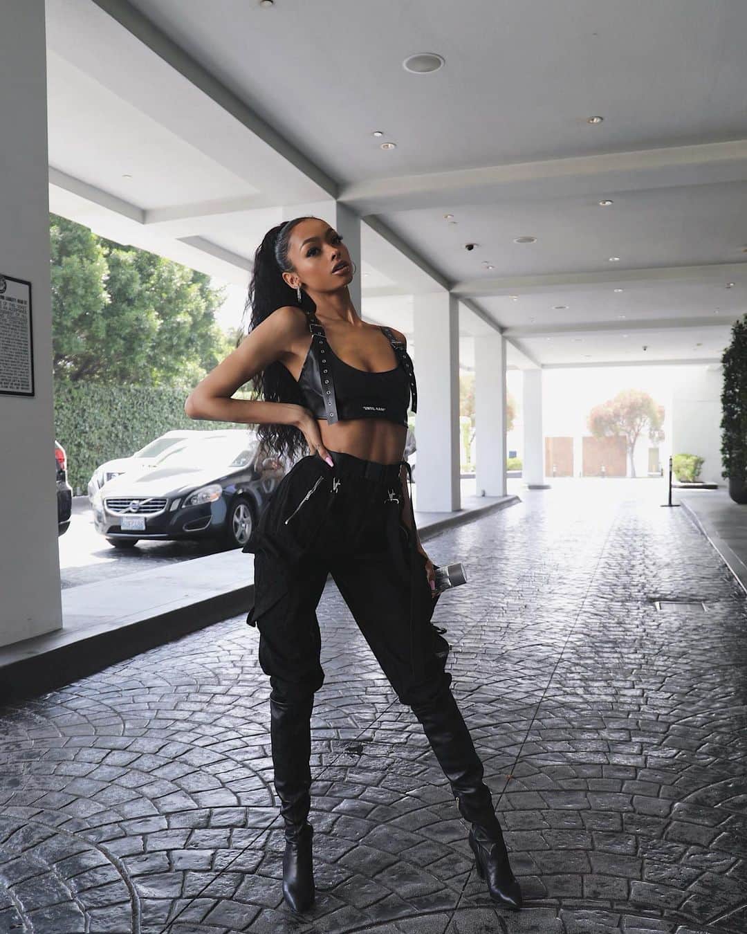 ジェイデ・ピアスさんのインスタグラム写真 - (ジェイデ・ピアスInstagram)「SHE DID NOT COME TO PLAY! FIT- Top- @sistersandseekers Trousers- @bershkacollection Boots- @sergiorossi」5月8日 2時52分 - jaydepierce