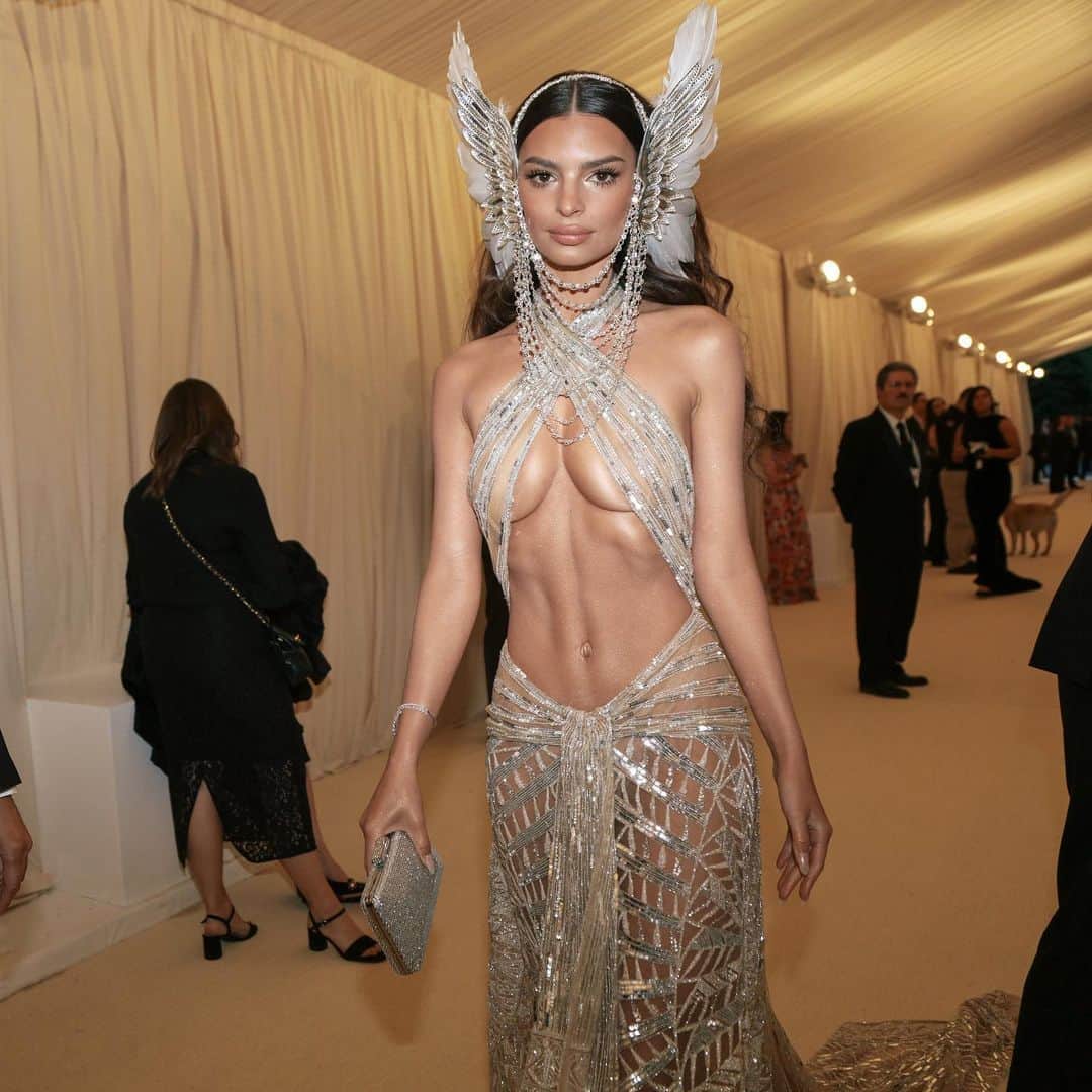 Vogue Beautyさんのインスタグラム写真 - (Vogue BeautyInstagram)「@emrata channeled camp icon (and #MetGala performer) @cher in glittering @peter_dundas. Tap the link in our bio to see more of the campiest moments from the night.  Photographed by @mrstreetpeeper」5月8日 2時45分 - voguebeauty