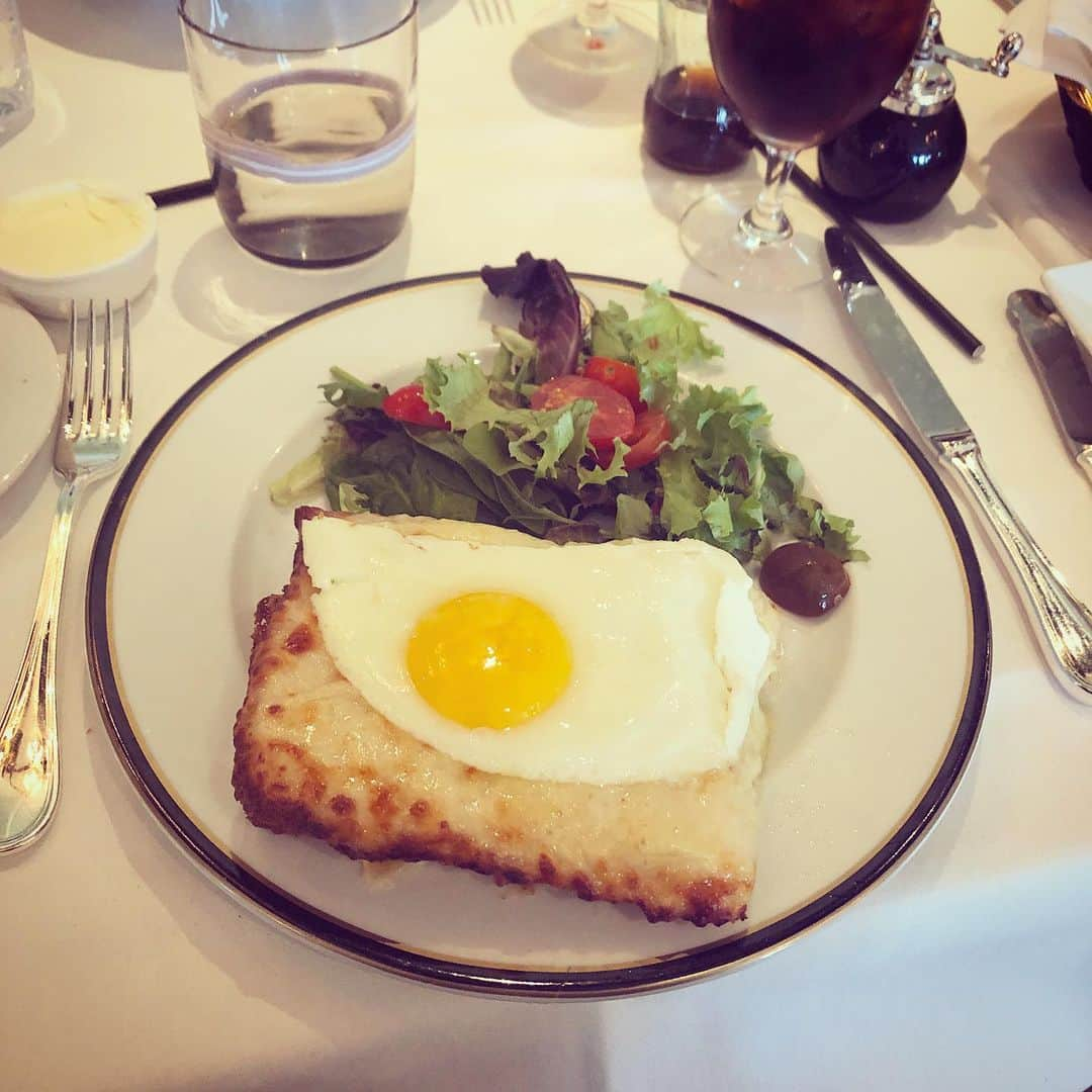 デレク・ブラスバーグさんのインスタグラム写真 - (デレク・ブラスバーグInstagram)「The first hangover of May 🍳🧀🍖 (the salad is decorative, obviously)」5月8日 2時51分 - derekblasberg