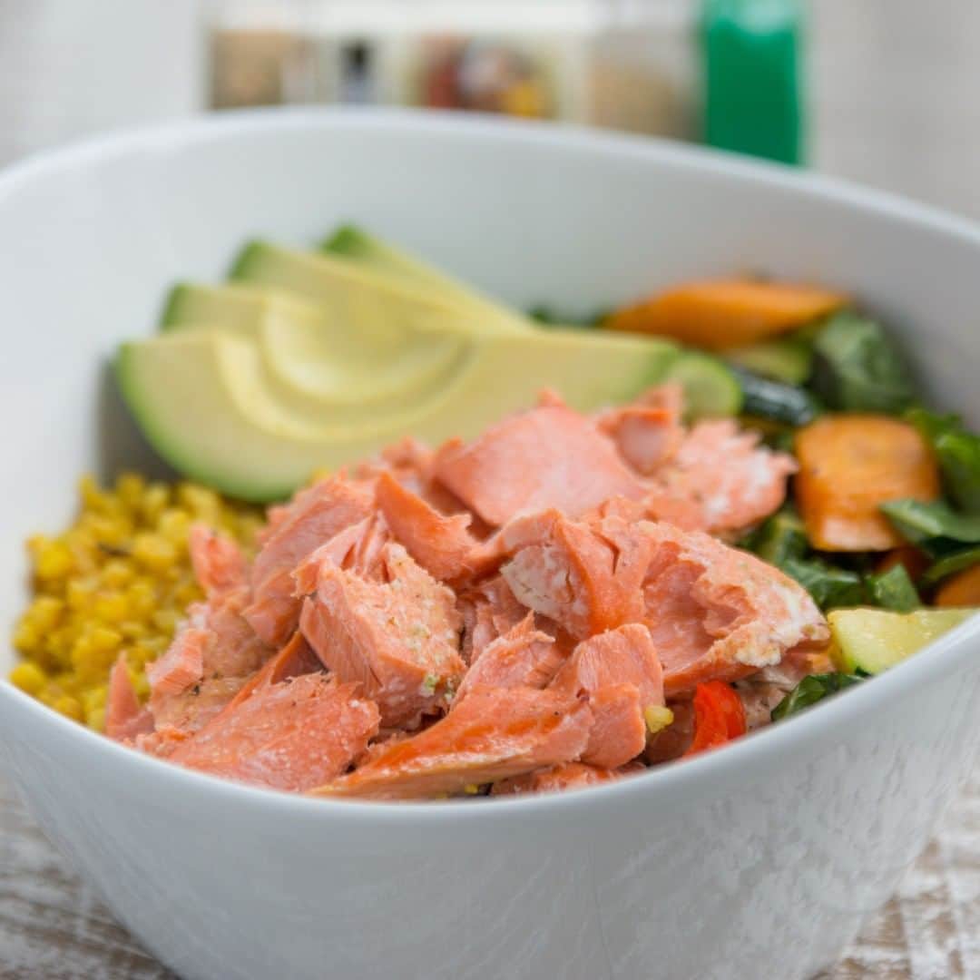 Flavorgod Seasoningsさんのインスタグラム写真 - (Flavorgod SeasoningsInstagram)「Salmon and Veggie Bowl	⠀ .⠀ Made with:⠀ 👉 #flavorgod Garlic Lovers⠀ 👉 #flavorgod Pink Salt & Pepper⠀ -⠀ On Sale here ⬇️⠀ Click the link in the bio -> @flavorgod⠀ www.flavorgod.com⠀ .⠀ Ingredients:⠀ 4 4oz pieces of wild caught salmon⠀ 1 tbsp plus 4 tsp ghee⠀ @flavorgod Pink S+P⠀ @flavorgod Garlic Lovers⠀ zucchini, sliced⠀ carrots, sliced⠀ bell pepper, sliced⠀ -⠀ Directions:⠀ Preheat oven to 350F. Using two baking sheets, line both with parchment paper. Lay down salmon pieces on one baking sheet and sprinkle with pink s+p then top with 1 tsp ghee each. On other baking sheet, add sliced veggies and 1 tbsp melted ghee. Toss to coat.  Place both baking sheets in the oven and cook about 10 minutes. The salmon should be perfectly flakey but not dry and the veggies with be al dente. Season veggies with garlic lovers and pink s+p to taste. Serve in a bowl on top of cauli rice seasoned with turmeric and ginger! Or regular rice for more carbs.」5月8日 3時01分 - flavorgod