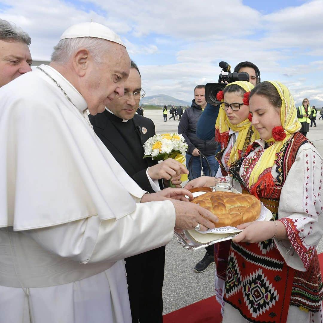 フランシスコ（ローマ教皇）さんのインスタグラム写真 - (フランシスコ（ローマ教皇）Instagram)「EN: Faith must lead us believers to see other persons as our brothers and sisters that we need to support and love.  PT: A fé deve levar-nos, a nós crentes, a ver nos outros irmãos que devemos apoiar e amar.  ES: La fe nos tiene que mover a los creyentes a ver a los demás como hermanos que debemos sostener y amar.  IT: La fede deve portare noi credenti a vedere negli altri dei fratelli che dobbiamo sostenere e amare.  FR: La foi doit nous conduire, nous les croyants, à voir dans les autres des frères que nous devons soutenir et aimer.  DE: Der Glaube muss uns dahin führen, dass wir in den anderen Brüder und Schwestern sehen, die wir unterstützen und lieben müssen.  PL: Wiara musi prowadzić nas wierzących do postrzegania innych jako braci, których musimy wspierać i miłować.  #apostolicjourney, #northmacedonia  #viagemapostólica  #macedôniadonorte  #viajeapostólico  #macedoniadelnorte  #viaggioapostolico #macedoniadelnord #voyageapostolique  #macédoinedunord  #apostolischereise #nordmazedonien  #podróżapostolska  #macedoniapółnocna」5月8日 3時13分 - franciscus