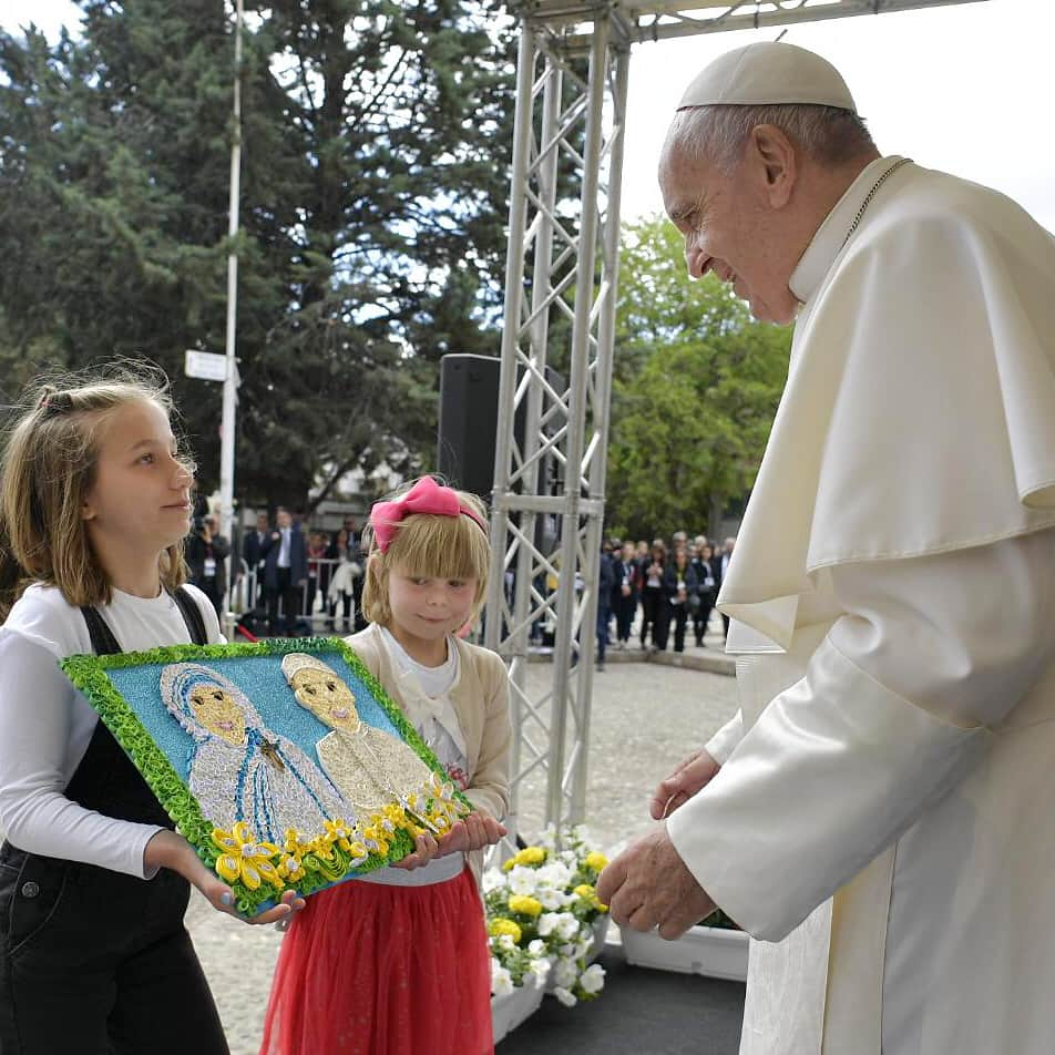 フランシスコ（ローマ教皇）さんのインスタグラム写真 - (フランシスコ（ローマ教皇）Instagram)「EN: Faith must lead us believers to see other persons as our brothers and sisters that we need to support and love.  PT: A fé deve levar-nos, a nós crentes, a ver nos outros irmãos que devemos apoiar e amar.  ES: La fe nos tiene que mover a los creyentes a ver a los demás como hermanos que debemos sostener y amar.  IT: La fede deve portare noi credenti a vedere negli altri dei fratelli che dobbiamo sostenere e amare.  FR: La foi doit nous conduire, nous les croyants, à voir dans les autres des frères que nous devons soutenir et aimer.  DE: Der Glaube muss uns dahin führen, dass wir in den anderen Brüder und Schwestern sehen, die wir unterstützen und lieben müssen.  PL: Wiara musi prowadzić nas wierzących do postrzegania innych jako braci, których musimy wspierać i miłować.  #apostolicjourney, #northmacedonia  #viagemapostólica  #macedôniadonorte  #viajeapostólico  #macedoniadelnorte  #viaggioapostolico #macedoniadelnord #voyageapostolique  #macédoinedunord  #apostolischereise #nordmazedonien  #podróżapostolska  #macedoniapółnocna」5月8日 3時13分 - franciscus