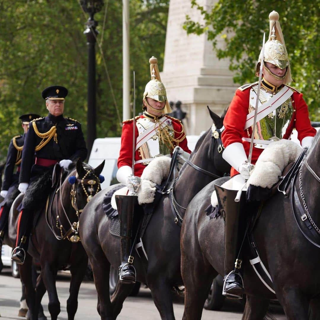 ロイヤル・ファミリーさんのインスタグラム写真 - (ロイヤル・ファミリーInstagram)「@hrhthedukeofyork Duke of York joins the Trooping the Colour preparations during the Changing of The Queen’s Life Guard at Horse Guards Parade this morning. HRH’s horse, Darby, was getting acclimatised to the sights and sounds ahead of Trooping the Colour in June. As Colonel of the Grenadier Guards, who this year will ‘Troop’ their Colour at The Queen’s Birthday Parade, The Duke will take the salute at the Colonel’s Review - which is the second rehearsal for Trooping the Colour.」5月8日 2時55分 - theroyalfamily