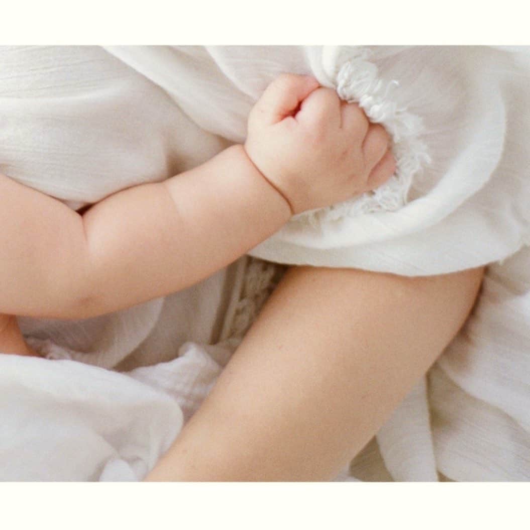 エリン フェザーストンのインスタグラム：「This weekend we welcomed our own little prince to the family. Baby boy Saporta was born at home in Los Angeles on Saturday May 4th, at 2:04pm. We are so in love ❤️🐣❤️」