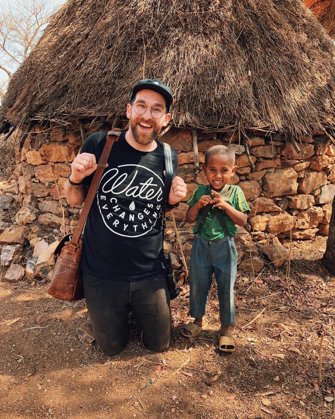 Cubby Grahamのインスタグラム：「Twinning with my little art director. #charitywaterethiopia」