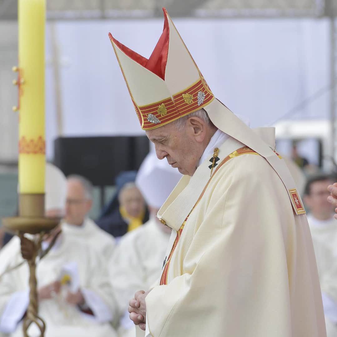 フランシスコ（ローマ教皇）さんのインスタグラム写真 - (フランシスコ（ローマ教皇）Instagram)「EN: Faith must lead us believers to see other persons as our brothers and sisters that we need to support and love.  PT: A fé deve levar-nos, a nós crentes, a ver nos outros irmãos que devemos apoiar e amar.  ES: La fe nos tiene que mover a los creyentes a ver a los demás como hermanos que debemos sostener y amar.  IT: La fede deve portare noi credenti a vedere negli altri dei fratelli che dobbiamo sostenere e amare.  FR: La foi doit nous conduire, nous les croyants, à voir dans les autres des frères que nous devons soutenir et aimer.  DE: Der Glaube muss uns dahin führen, dass wir in den anderen Brüder und Schwestern sehen, die wir unterstützen und lieben müssen.  PL: Wiara musi prowadzić nas wierzących do postrzegania innych jako braci, których musimy wspierać i miłować.  #apostolicjourney, #northmacedonia  #viagemapostólica  #macedôniadonorte  #viajeapostólico  #macedoniadelnorte  #viaggioapostolico #macedoniadelnord #voyageapostolique  #macédoinedunord  #apostolischereise #nordmazedonien  #podróżapostolska  #macedoniapółnocna」5月8日 3時13分 - franciscus