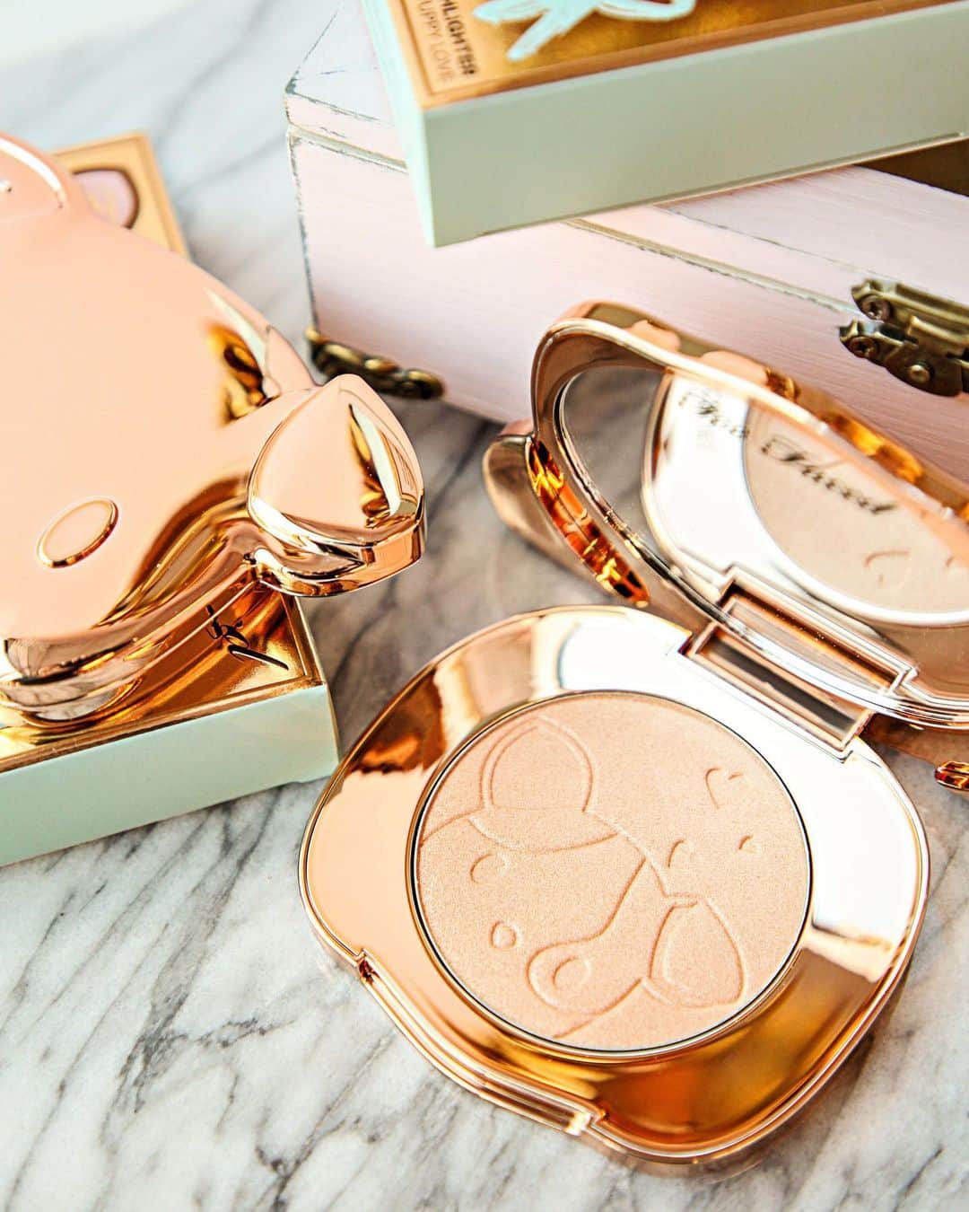 Too Facedさんのインスタグラム写真 - (Too FacedInstagram)「We've got something PAWSITIVELY exciting for you, Beauties! 🐾 We just launched this pretty and playful champagne-gold Glowver Puppy Love Highlighter, inspired by our adorable mascot Clover! 🐶 Available exclusively on toofaced.com.  To celebrate the launch, we will be donating $25,000 to @vanderpumpdogs. Spread the puppy love by tagging a puppy lover below! #tfclover #toofaced」5月8日 3時02分 - toofaced