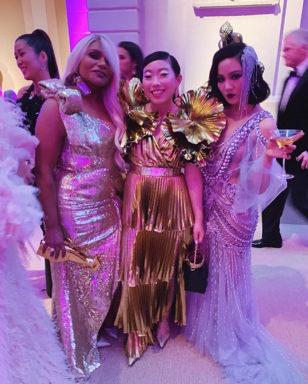 ミンディ・カリングさんのインスタグラム写真 - (ミンディ・カリングInstagram)「Last night 💎💎💎 @constancewu @awkwafina #MetGala」5月8日 3時09分 - mindykaling