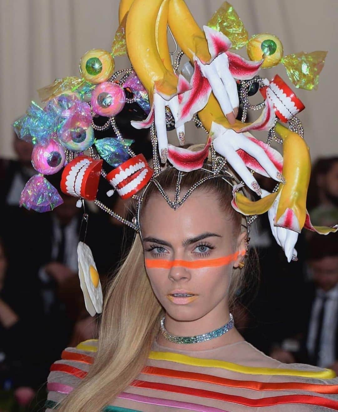 カーラ・デルヴィーニュのインスタグラム：「Hungry? #metgala #details @thebeautysandwich」