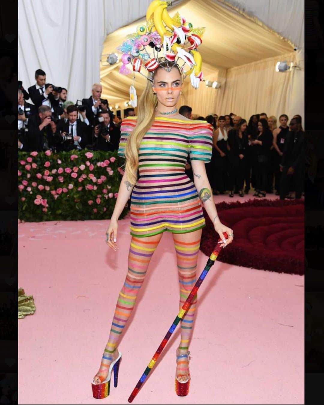 カーラ・デルヴィーニュのインスタグラム：「This year was by far my favorite #metgala and none of it would have been possible without @dior @swarovski @machinedazzle @robzangardi @marielhaenn @mararoszak @mollyrstern @thuybnguyen @theledecompany @thebeautysandwich it takes a village #camp」