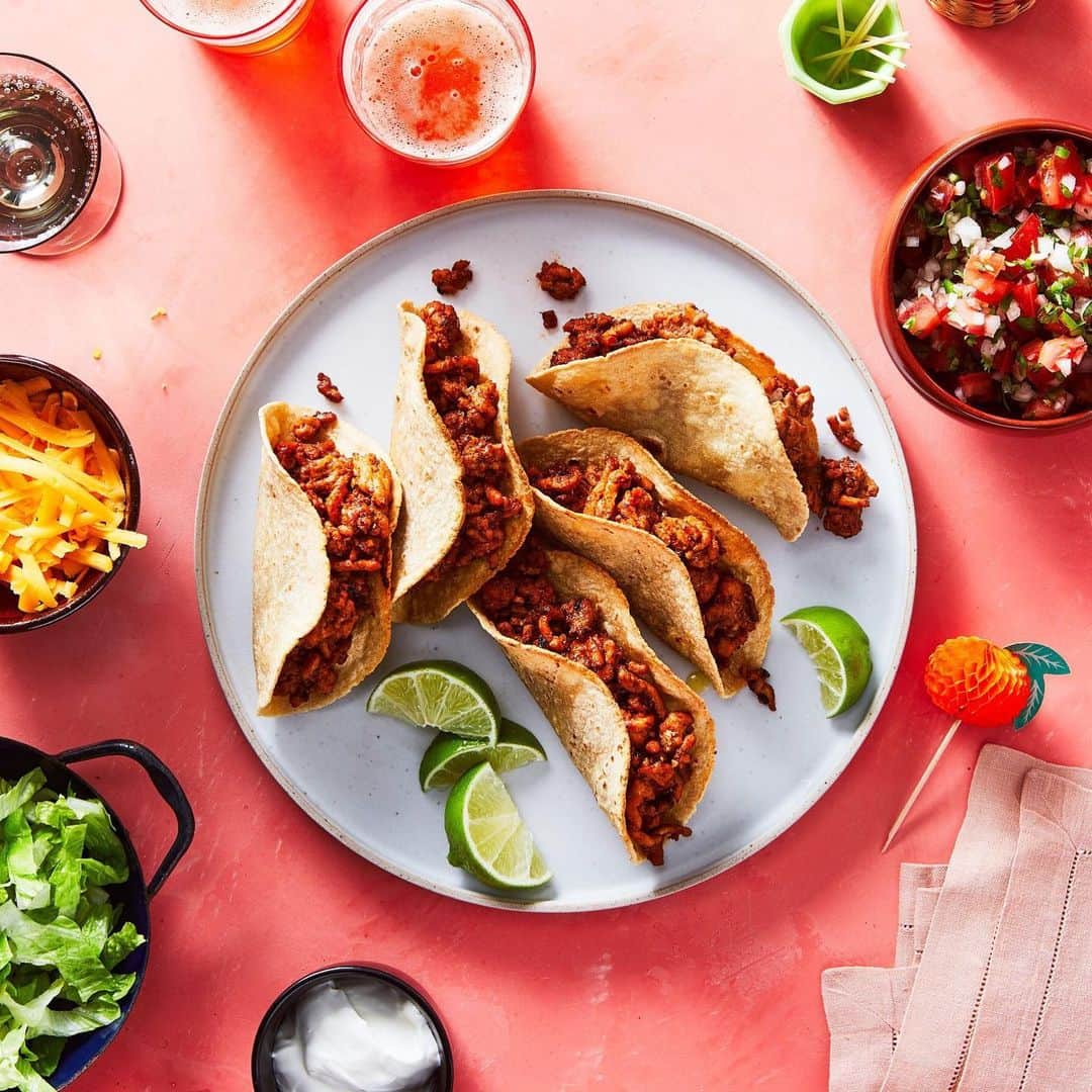 マーサ・スチュワートさんのインスタグラム写真 - (マーサ・スチュワートInstagram)「Fast and delicious for #tacotuesday (or any night!) these tacos are a perfect vehicle for ground chicken. 🌮 The meat is amped up with spices and chipotle in adobe so it's flavorful and juicy, and topping the tacos with pico de gallo adds another level of deliciousness. ✨ Grab the recipe at the link in bio! 👆🏼📷: @juliagartland」5月8日 3時14分 - marthastewart