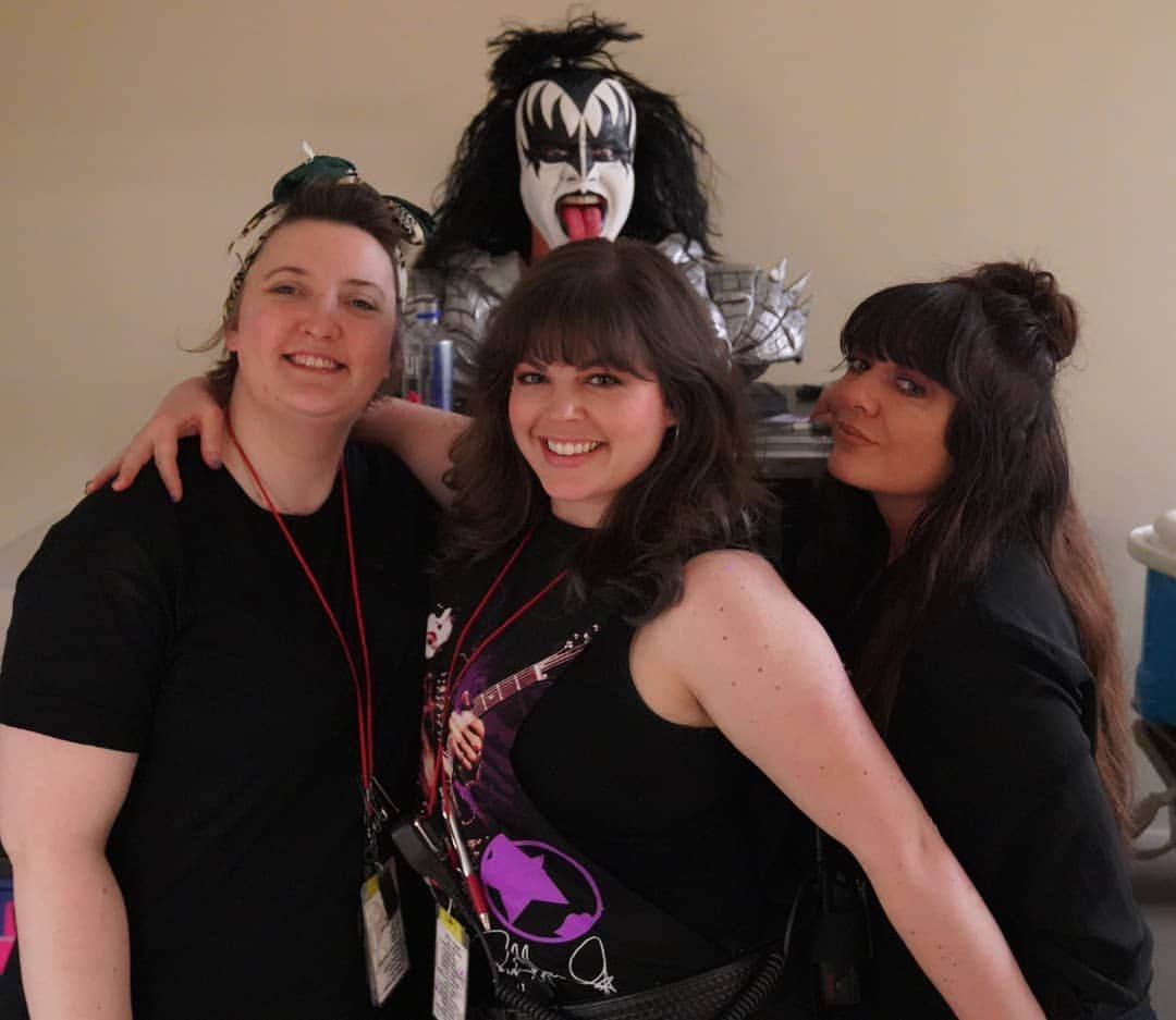 KISSさんのインスタグラム写真 - (KISSInstagram)「Team #KISS Rocks! Wardrobe staff Hannah Kinkead, Melissa Doss Diwa, Andrea Frith with fan made @genesimmons bust backstage on the #EndOfTheRoad Tour.」5月8日 3時15分 - kissonline