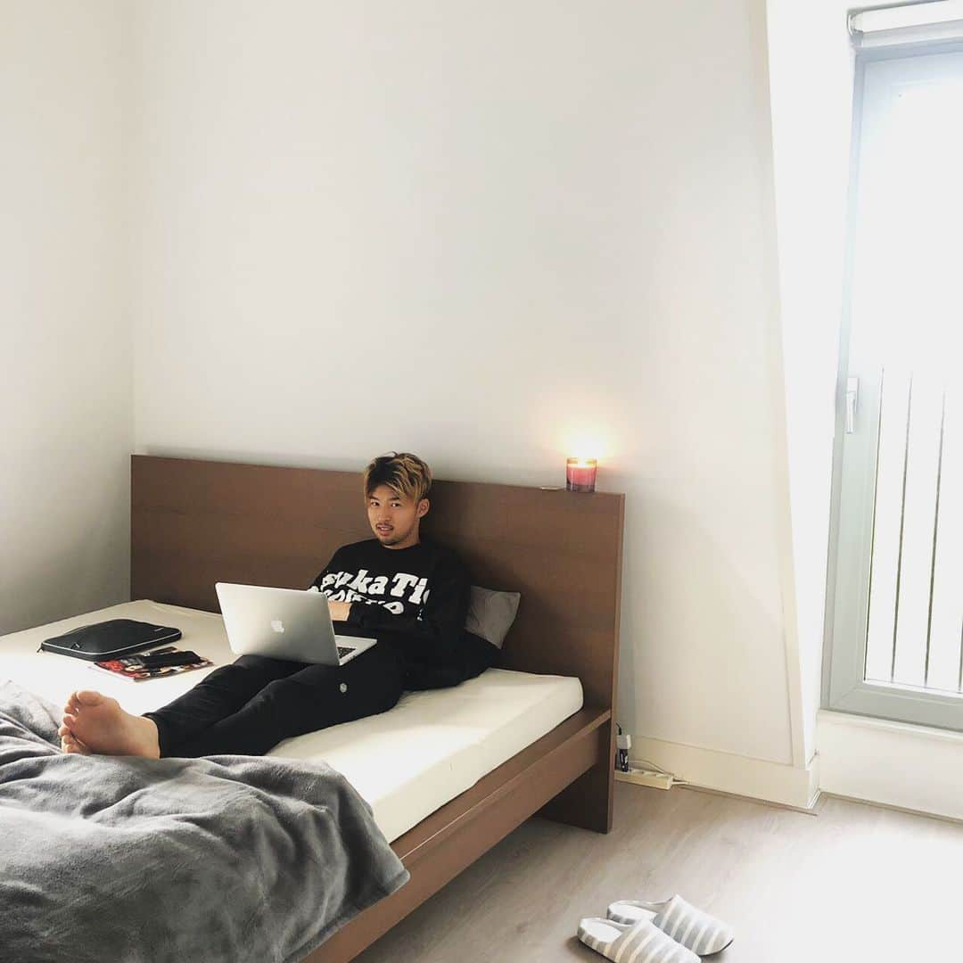 中山雄太のインスタグラム：「How to spend day off  I often spend on my bed and watch some movies. I'm hooked in aroma candle Recently. What is everyone's favorite it? If you have it, I want you to recommend me it.  #asics #Onitsukatiger #西川AirMattress」