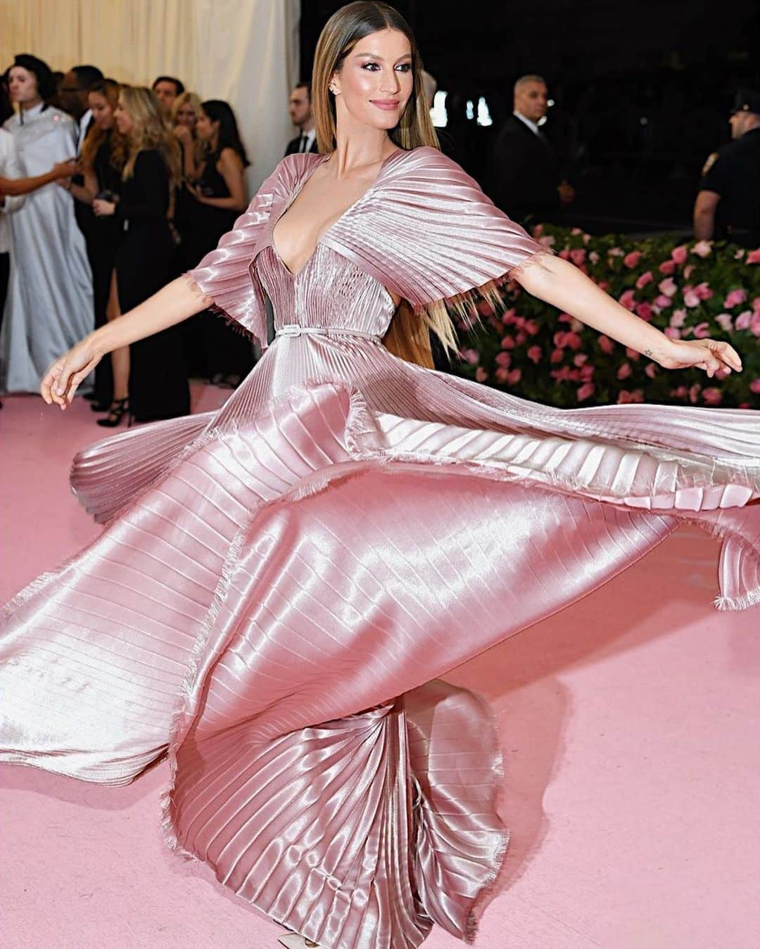 Hung Vanngoさんのインスタグラム写真 - (Hung VanngoInstagram)「@gisele last night for #MetGala2019 ❤️❤️✨💫⚡️. 👗 @evetsanchez 💇 @harryjoshprotools 💅🏻 @deborahlippmann 💄 @hungvanngo」5月8日 3時28分 - hungvanngo