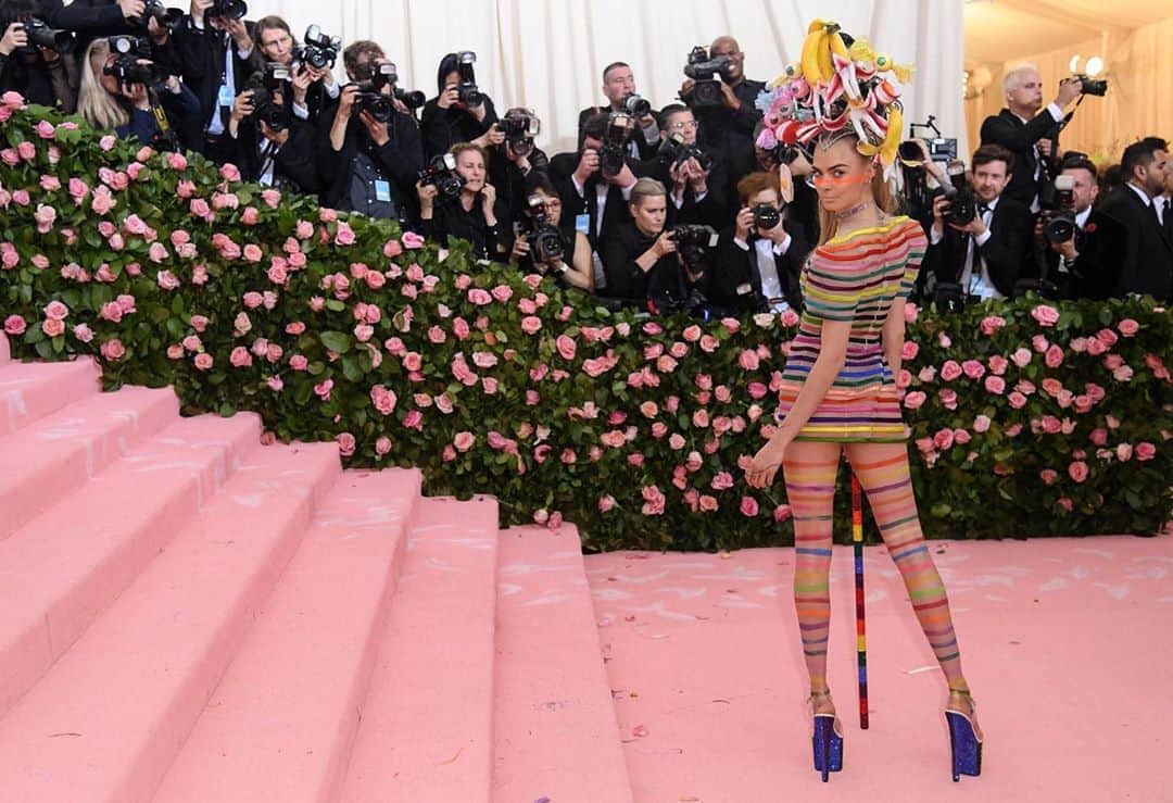 カーラ・デルヴィーニュのインスタグラム：「The more camp the better #metgala  @dior @swarovski @machinedazzle @robzangardi @marielhaenn @mararoszak @mollyrstern @thuybnguyen @theledecompany」