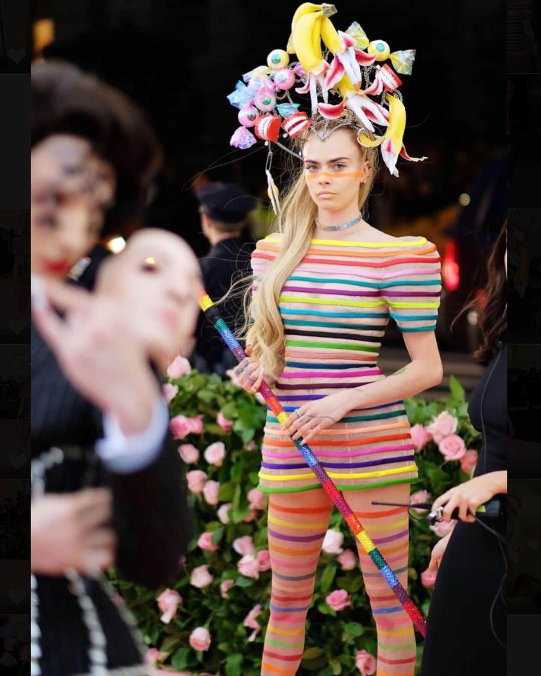 カーラ・デルヴィーニュのインスタグラム：「@dior @swarovski @machinedazzle @robzangardi @marielhaenn @mararoszak @mollyrstern @thuybnguyen @theledecompany #metgala」