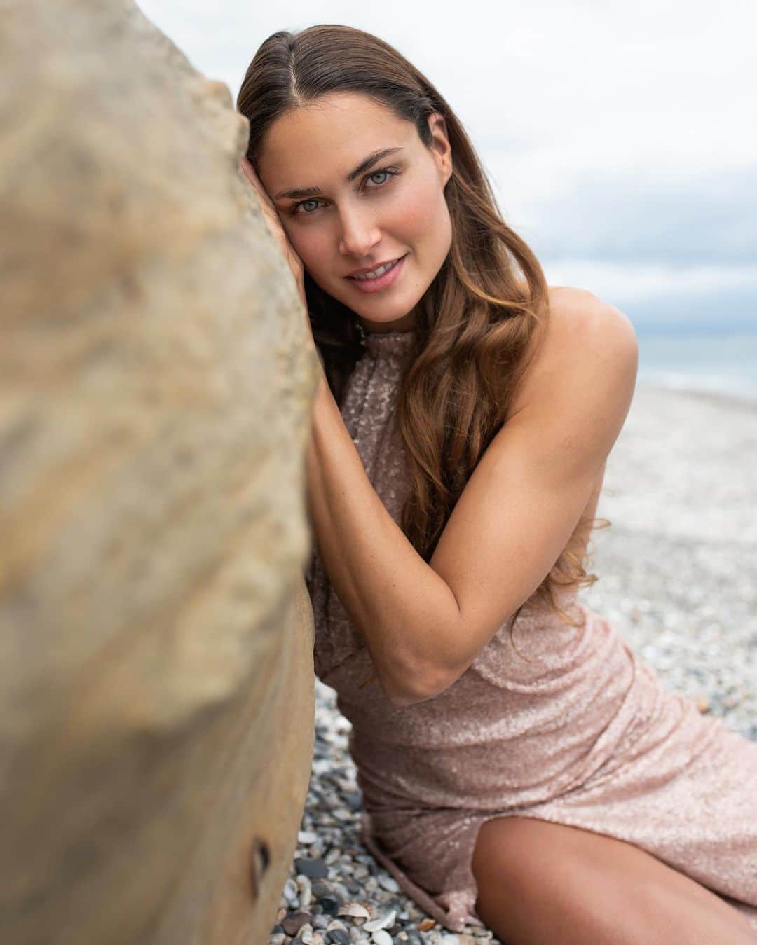 ズザンナ・ヤカボスのインスタグラム：「lost mermaid 🧜🏼‍♀️ 📷 @panamyphoto 👗 @karacsony_andi . . . . . #beach #sun #nature #water #socialenvy #ocean #lake #instagood #photooftheday #sky #clouds #fun #reflection #rock #waterfoam #seashore #waves」