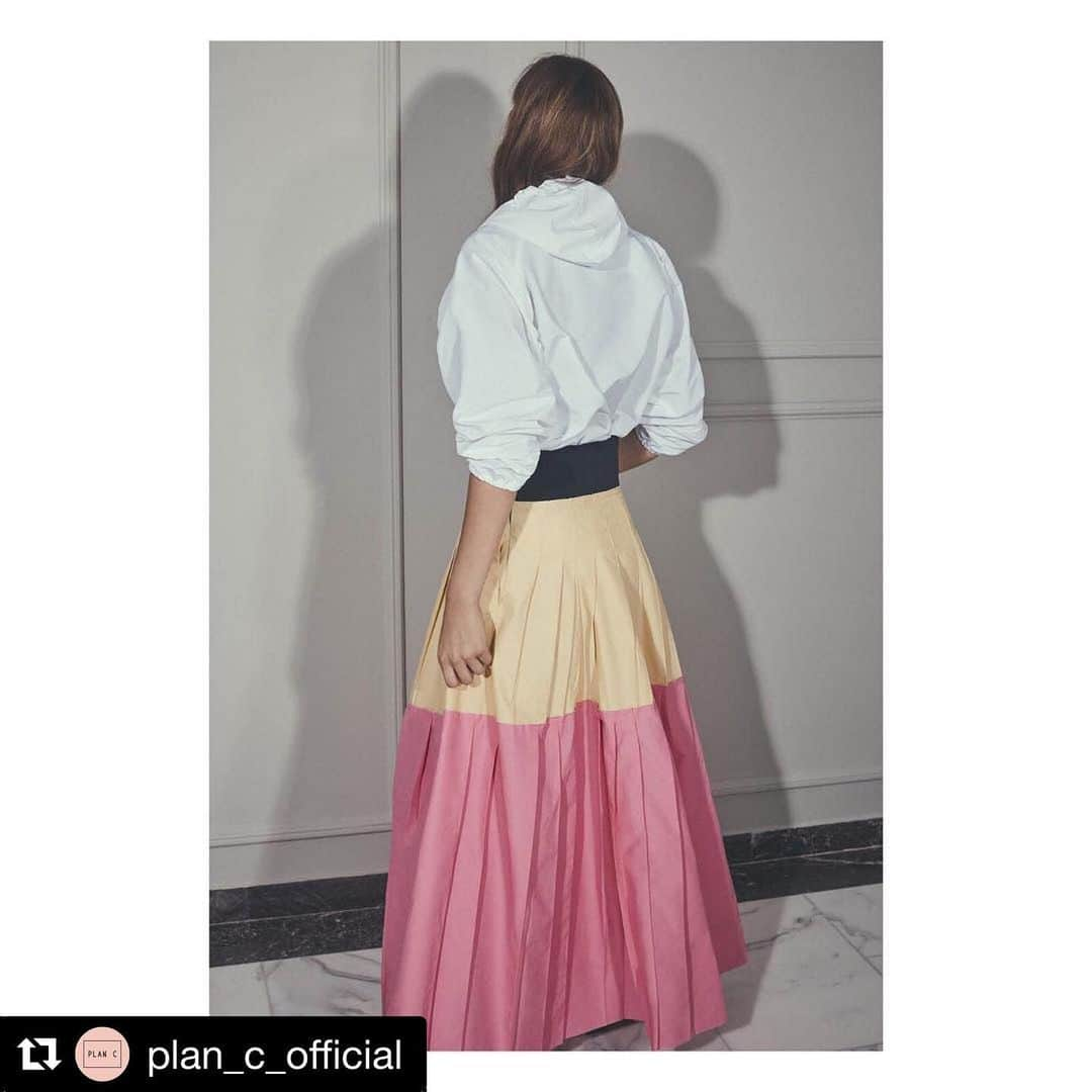 MAISON DE REEFURさんのインスタグラム写真 - (MAISON DE REEFURInstagram)「. 【PLAN C】Long Skirt . PLAN C(プランシー)は、元MARNI創業者デザイナーの娘カロリーナ・カスティリオーニがクリエイティブディレクターを務めるブランドです。 . ハイファッションのマーケットで発表するコレクションのウェアやアクセサリーは、全てイタリア生産。 エレガントで洗練された美意識に基づいたPlan Cはカロリーナのビジョンを投影し、モダンなワードローブを通して自己表現したいと願う女性をターゲットにしています。 . こちらは、2色の切り替えが目を引くロングスカートです。 . 【 展開店舗 】 代官山本店・OFFICIAL WEB SHOP . #maisondereefur #planc #reefurselect #summer #2019ss #daikanyama #tokyo #メゾンドリーファー #春夏コレクション . #Repost @plan_c_official with @get_repost ・・・ Plan C wardrobe has been delivered: Spring Summer 2019 collection, look 25 . . . #planc #plancdebut #springsummer2019 #ss19 #lookbook #carolinacastiglioni #plancwardrobe #planchouse Photo: Stefano Galuzzi @stefanogaluzzistudio Model: Linda Spagnolo @lindaspagnolo Hair & Make Up: Francesco Mammone @mammonefrancesco」5月7日 18時27分 - maisondereefur