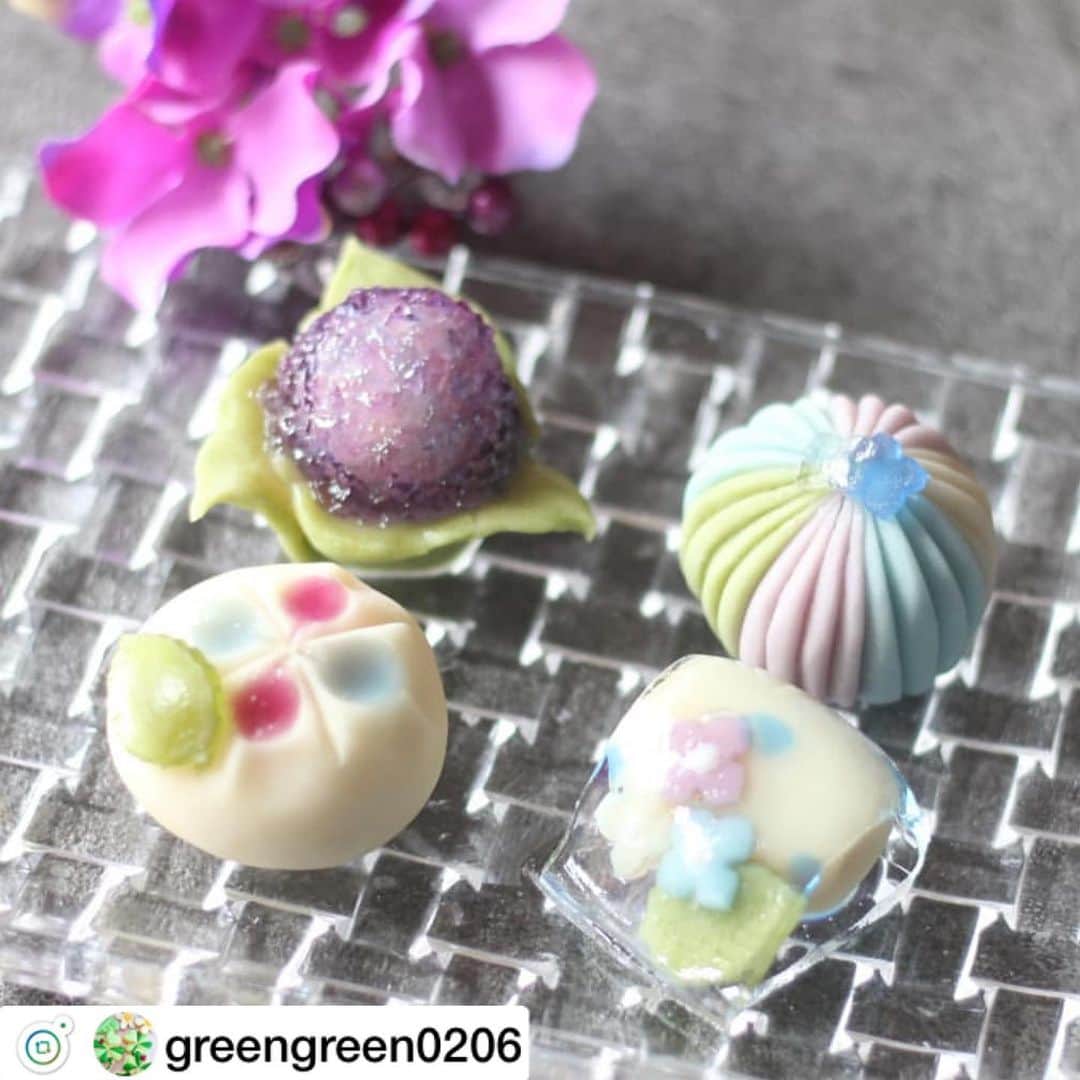 スピルリナのDICライフテック株式会社さんのインスタグラム写真 - (スピルリナのDICライフテック株式会社Instagram)「@greengreen0206 さま、リポストです😊✨ . . 紫陽花を表現した練り切りや錦玉、柔らかい色合いがとってもかわいいですね😆💕💙 . キラキラしたり、透明感がある涼しげなデザインがステキです💠✨💠✨💠 . . いつもステキな和菓子に植物由来青色素、リナブルーをご活用いただき、ありがとうございます☺️🙏💙💙 . . Hydrangea of ​​Japanese sweets using Linablue. .  #和菓子作り #手作り和菓子  #和菓子好きな人と繋がりたい . . ↓ . . 。 今年も紫陽花の季節がやって来ますね🎵。 。 昨年はキラキラ寒天を使ったAJISAIのレッスンにたくさんの方が来てくださり、一度打ち切ったあとにも何度かレッスンさせてもらいました。ありがとうございます🎵。 。 今年も内容を変えて… キラキラ寒天のAJISAI レッスン開催します❤  またブログにて募集いたしますので、ご予約開始まで今しばらくお待ちくださーい✨  寒天が使えると 夏に向けて キラキラかわいい練り切りが大活躍ですよ🎵  水玉錦玉くるっと巻いたのんとか…とーっても涼しげでしょ💠  美味しい練り切りを一緒に作りましょう～(*ﾟ∀ﾟ人ﾟ∀ﾟ*)♪ #リナブルー公式クリエイター #リナブルー #スピルリナ #linablue  #dicスピルリナ #紫陽花  #和菓子 #上生菓子 #餡 #練り切り #練りきりアート #和菓子教室 #お菓子教室 #手作りお菓子 #JSA #日本サロネーゼ協会 #認定講師 #マスター講師 #kobe  #nishinomiya #Japanesesweets #japaneseconfectionary #wagashi #nerikiri #nerikiriart  #Instasweets #あんこLOVE」5月7日 18時33分 - dic_spirulina