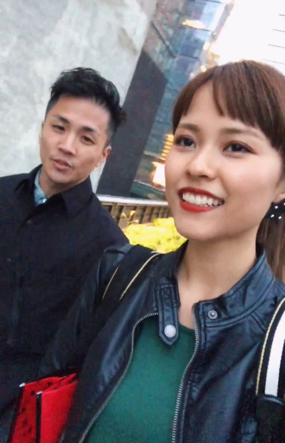 のインスタグラム：「Broadwayのアナと雪の女王、本当に本当に素晴らしかった。Let It Goが今の自分に刺さって、なんだか嬉しくて、笑顔で大号泣してしまったよ。そして、グレイテストショーマンでチャン&エン兄弟のチャン役を演じる小森悠冊さんと合流！NYを案内してもらったのー！実は母親同士がダンス仲間で、昔NYで一緒にダンスしてたこともあったんだって。縁を感じる…✨」