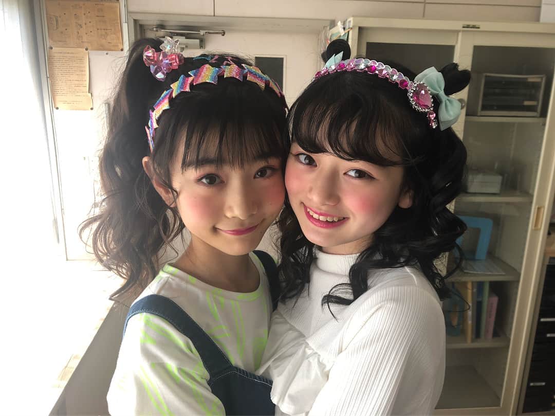 ニコ☆プチのインスタグラム：「👾💫👽 着まわし物語は今号から新シリーズがスタート🔫💥 ☆ ♡ 主役はアキ＆ユナのふたり☺︎ まさかのエイリアンに…！ おしゃれ大好きイマドキガールを ミサキも熱演してくれてるよ🍒🍒 ☆ ♡ 1話ゲストはえっちゃん👓♡ みんな応援よろしくね🥰🥰 #メンモもがんばってます #ニコプチ6月号みてね #近藤藍月 #高比良由菜  #入江美沙希  #石山えこ  #河島英人  #ジェイ  #嵐樹  #オフショットたくさん  #光がまぶしい」