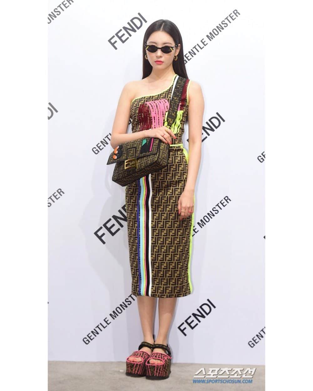 ソンミさんのインスタグラム写真 - (ソンミInstagram)「Thanks for having me @fendi @gentlemonster 💛🖤 and the special baguette my name on it! 💛🖤 #GENTLEFENDI」5月7日 18時35分 - miyayeah