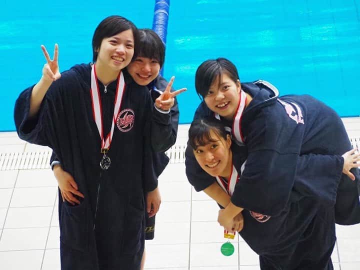 藤巻紗月のインスタグラム：「💜🐬💜🐬💜🐬 私にとって10回目の日本選手権が終了。 はじめての日本選手権は、ぶっつけ本番でレースフィンを履かせてもらい、ジュニア記録を更新。決勝で大先輩方と泳ぎ、あの雰囲気がすっごく楽しくて、フィンスイミング が大好きになり。 はじめてのユース世界選手権では世界のレベルの高さに衝撃を受けて、世界の表彰台に憧れ、生意気に世界の表彰台に乗ることを目標に掲げて。 そこから、本格的に私の競技人生はスタートしました。 そこからとにかくたくさんの人に指導して頂いて、アドバイスを頂いて、支えて頂いて。 テレビ出演の機会も頂き、「自分が活躍することで、少しでもフィンスイミング普及に貢献したい」という大きなモチベーションもできました。 高1の時の日本選手権では、はじめて日本記録を樹立。 まだまだ世界には程遠いけど、着実に強くなれている。まだまだ自分は強くなる。そんな感覚でした。 高2高3となかなかタイムが縮まずに、日本選手権でもずっと2位。それでも、いろんな人の支えがあったお陰で、自分の可能性を信じ、不器用なりに頑張り続けることができました。 大1の日本選手権では、日本記録を奪還。 だけど、自分の弱さ故に大2の日本選手権では初の正代表落ちを経験。 このまま終わりたくなくて、ちょっと大袈裟ではあるけど、24時間365日、フィンのことだけを考えていました。がむしゃらに頑張り、でも盛大に空回った結果、大3の日本選手権でも、ベストタイムすら出せず代表落ち。 根性論とかじゃなくて、もっとスマートに競技に取り組まなくちゃいけないと思い知り、地道にフォーム作りからやり直しました。 が、就活がはじまり、それを理由に競技から少し距離をおきました。 そんな中での日本選手権で、タイムは恥ずかしいほどボロボロです。競技から逃げていた分だけ、悔しさもありません。 でも、今回の日本選手権を経て、ふわふわと行き先を見失っていた気持ちに、着地点が見つかりました。 口先だけじゃなくて、本当に世界と勝負できるような記録を叩き出す仲間たちを見て、自分も最後の力を振り絞ろうと思えました。 あと一年。 今まで私を応援してくださった全ての人に、結果で恩返しできるように。 頑張ります✊🏻 (こんな長く書くつもりは全くなかったのに、気付いたらめちゃめちゃ長くなりました… ごめんなさい！)」