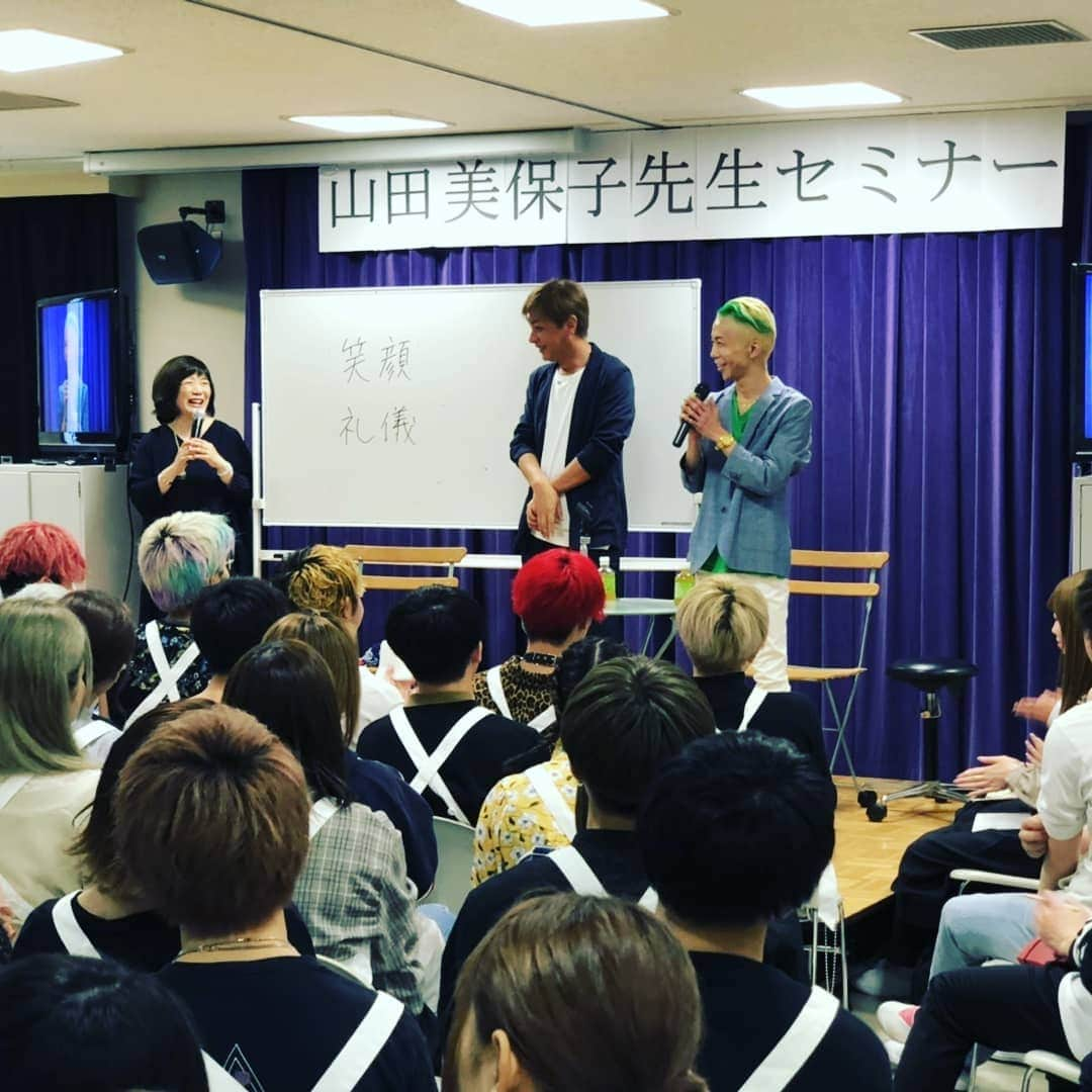 小椋ケンイチ(おぐねー)さんのインスタグラム写真 - (小椋ケンイチ(おぐねー)Instagram)「早稲田美容専門学校にて放送作家の山田美保子さんとトークイベント🎪💫 美保子さんの業界から見た今の時代のトレンドや考え方 僕のヘアメイクアップアーティストになったきっかけ等 １０代の皆に届くように話してみました!! 同じ職業を目指している皆は僕の大事な後輩です。未来の令和時代を牽引して行く人達のちょっとした光になればと思います!! 好きな事に意地になってブレずに進んでみて下さい。必ずチャンスとともに夢が叶う瞬間がやってきます。恐れす進む事ですよ😁 #早稲田美容専門学校」5月7日 18時41分 - kenichi_ogura