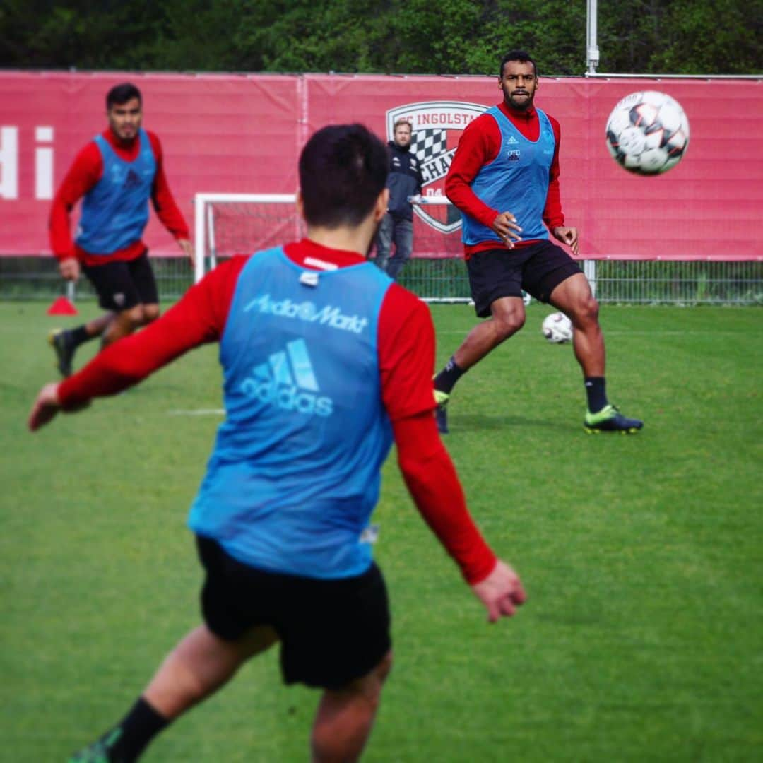 FCインゴルシュタット04さんのインスタグラム写真 - (FCインゴルシュタット04Instagram)「Weiter ackern, weiter punkten‼️⚫️🔴 Übrigens: Marvin #Matip stand gegen den @hsv erstmals wieder an einem Spieltag offiziell im FCI-Kader 👏 Willkommen zurück, @themarvmarv‼️😉 ___________ Das letzte Liga-Heimspiel steht am Sonntag an und unsere #Schanzer bereiten sich hochkonzentriert, aber auch mit der nötigen Portion Spaß auf #FCID98 vor ⚽️🏃‍♂️ . . #zamrückrunde #totgesagtelebenlänger #fussball #football #FCI #FCID98 #HSVFCI #comeback #team #squad #training #workhard」5月7日 18時51分 - dieschanzer