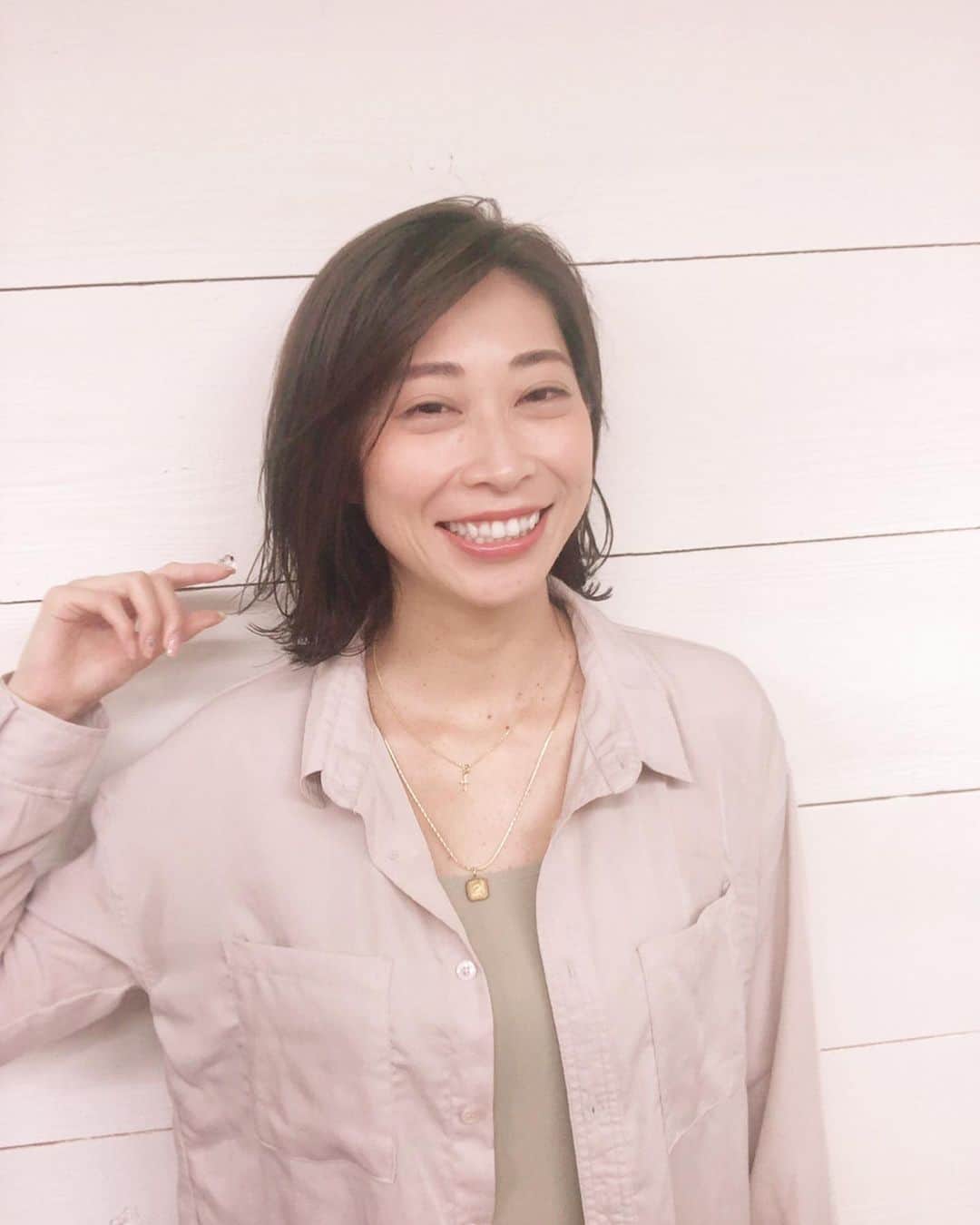 のインスタグラム：「はい、また切りました🐣✂️ 伸ばせる日は来るのだろうか… . #美容院#美容室#サロン#トリートメント#ボブ#モデル#パーツモデル#美ボディ#健康美#トレーニング#トレーニング女子#ボディメイク#ジム#フィットネス#手タレ#脚タレ#高身長女子」