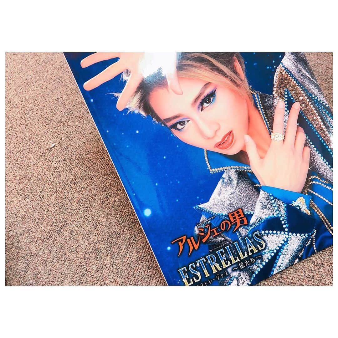 真愛涼歌さんのインスタグラム写真 - (真愛涼歌Instagram)「* 昨日観劇しました❤️ 星組全国ツアー✨ 本当に素晴らしい舞台でした💕 『アルジェの男』は出演した事あるのに…すっかり忘れて最後驚き過ぎてビクッとなってしまった😂でも観てたら色々思い出して懐かしかったなぁ〜🤔 思い出すのは新公の事ばかり。。。舞台稽古でとある同期が主役の紹介の時、声がケロって爆笑しちゃって…本役さんに怒られたり。本番とある同期が死んだ時にセリから足出てるからセリが降ろせないって…私ハケる時に足をセリの中に入れてって言われて…死んでる同期を蹴ってハケたり😂😂www懐かしい🙈本当。あの頃は壮絶だったけど今では笑い話😆🙌🙌 本題に戻ると。全国ツアーstart🙌なのであまり感想書けないけど。とにかく熱気あふれる素晴らしい公演でした😍💖私的に…あの場面を生で見れた事に感動🙈❤️❤️凄すぎて。本当。鳥肌。 気付けば口が開いたままでした😆✨ 全国津々浦々。お身体に気を付けて頑張って下さい💕 #全国ツアー #星組 #礼真琴 退団ホヤホヤのせんなちゃんにも会えた😆💕相変わらず可愛かった❤️ #仙名彩世」5月7日 18時46分 - maimaaimaaai.k