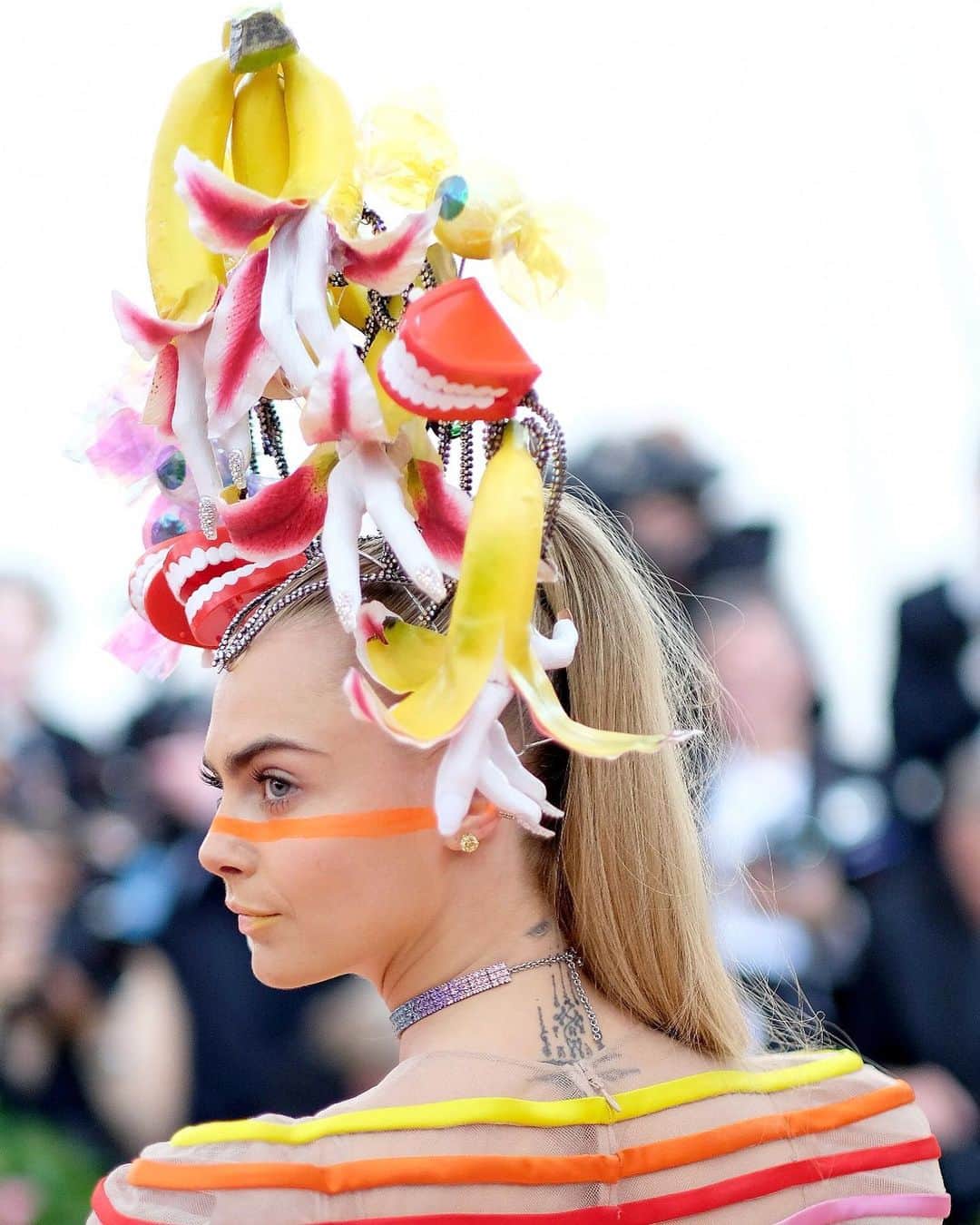 Vogue Parisさんのインスタグラム写真 - (Vogue ParisInstagram)「@CaraDelevingne’s take on Camp was a little bit fruity, wearing a spectacular headdress designed by @MachineDazzle and a @Dior dress from the circus-themed couture collection to walk the red carpet at last night’s MET Gala in New York. See all the best looks on the link in our bio #METGala」5月7日 18時46分 - voguefrance