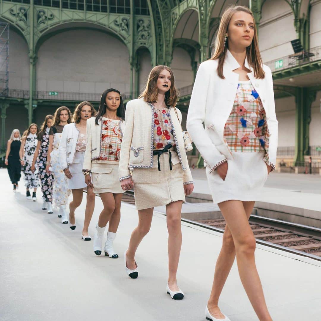 のインスタグラム：「A series of iconic CHANEL tweed jackets emblematic of the House’s savoir-faire appeared at the #CHANELCruise show in white and ecru hues. #CHANEL @merelzoet @izzynjones @kokiofficial_0205 @gisellenorman1 @alinchozz @mathilde_henning @lia.pavlova @ola_quetal」