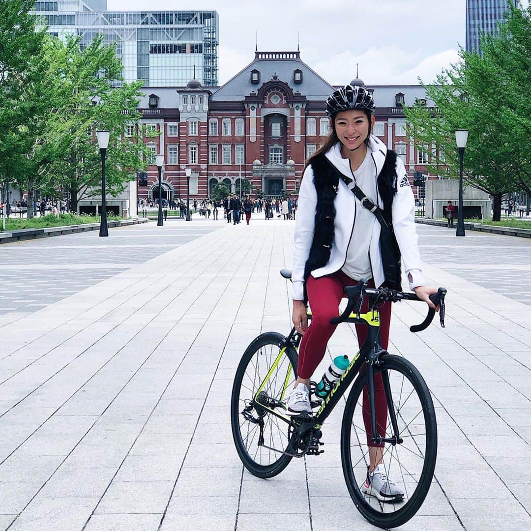 のインスタグラム：「街乗りスタイルでもヘルメットは絶対⛑‼️ 自転車事故で死亡した人は約7割が頭部に致命傷によるもの。 ヘルメットを正しく着用することにより死亡率を4分の1に減らす事が出来ます‼️ 気を付けていても突然やってくる”事故”。 自分の身を守るのは自分であり、車やバイク、自転車は少し間違えば簡単に人を傷つけてしまう凶器である認識をし、楽しく安全にみんなの道路を共有しましょう😊 思い遣りと譲り合い✨ 心に余裕を持って楽しく過ごせるように🍀🕊 ・ #helmet #ヘルメット #⛑」