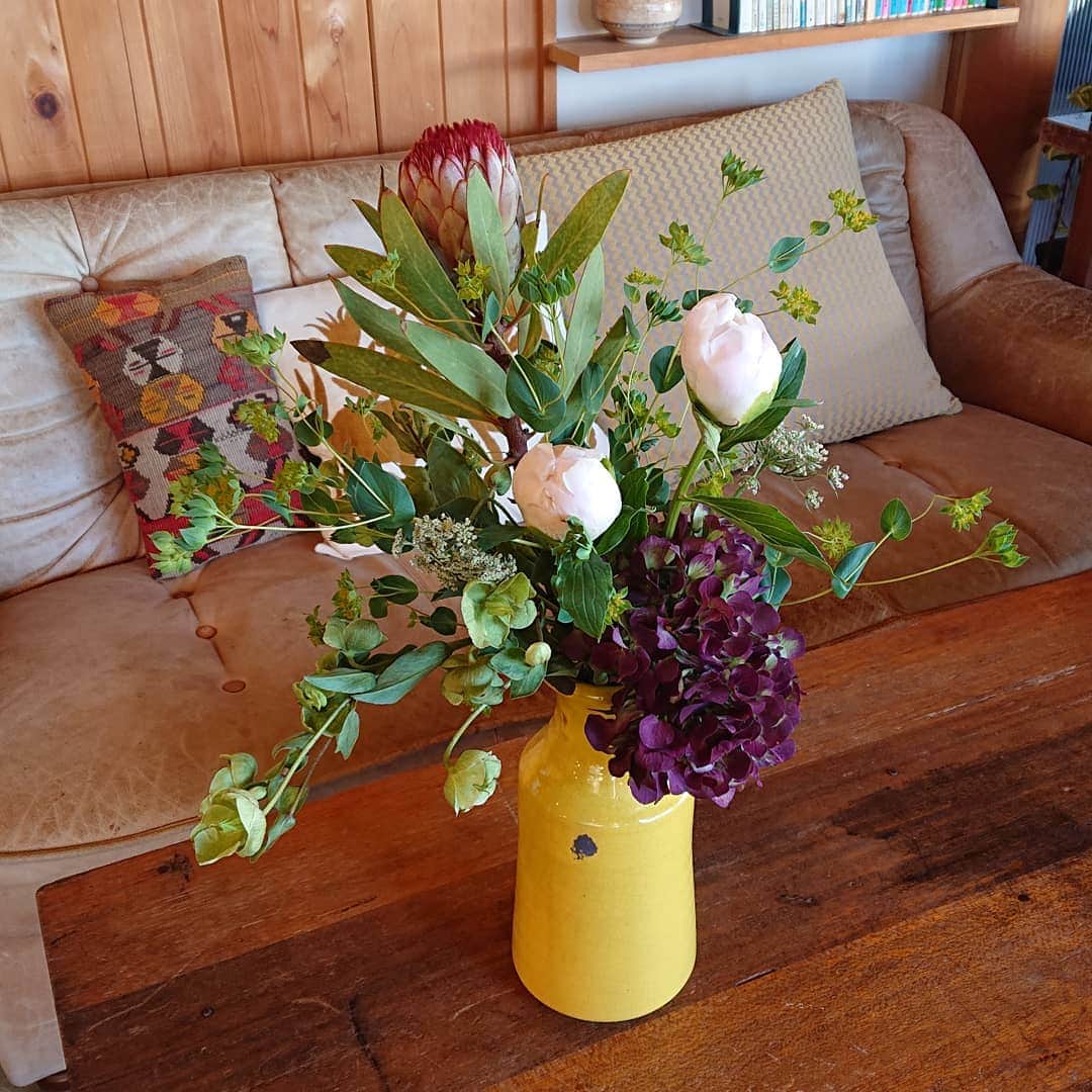 武藤乃子さんのインスタグラム写真 - (武藤乃子Instagram)「🌼 フラワーレッスン。 口の狭い花瓶のアレンジでした💐  動きを出すのが難しい。  紫陽花をちょこんと置いて…芍薬が咲くと雰囲気が変わりそうなので、楽しみです😊  #フラワーレッスン #お花のレッスン #フラワーアレンジ #花のある生活 #花のある暮らし #お花のある暮らし #大人の習い事」5月7日 18時49分 - muto_noriko.11