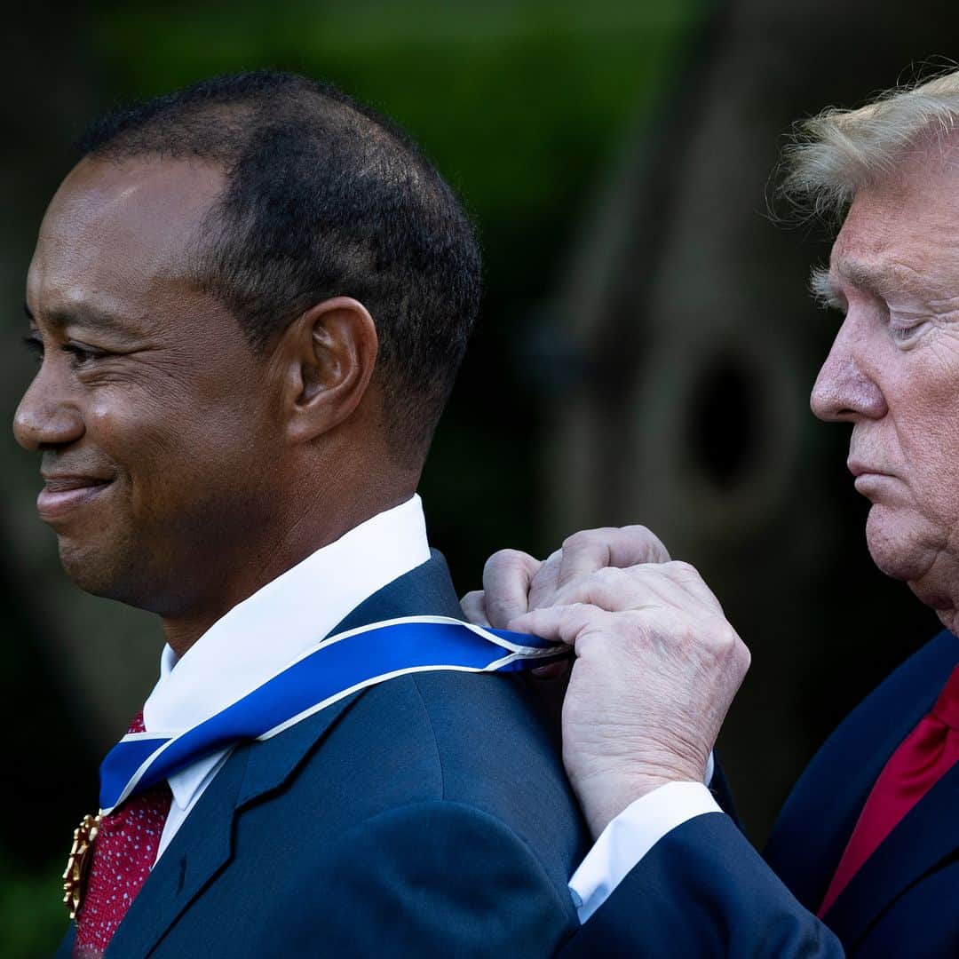 AFP通信さんのインスタグラム写真 - (AFP通信Instagram)「AFP Photo 📷 @@saulloeb & @bsmialowski - US President Donald Trump presents US golfer Tiger Woods with the Presidential Medal of Freedom during a ceremony in the Rose Garden of the White House in Washington, DC, on May 6, 2019. #TigerWoods」5月7日 18時51分 - afpphoto