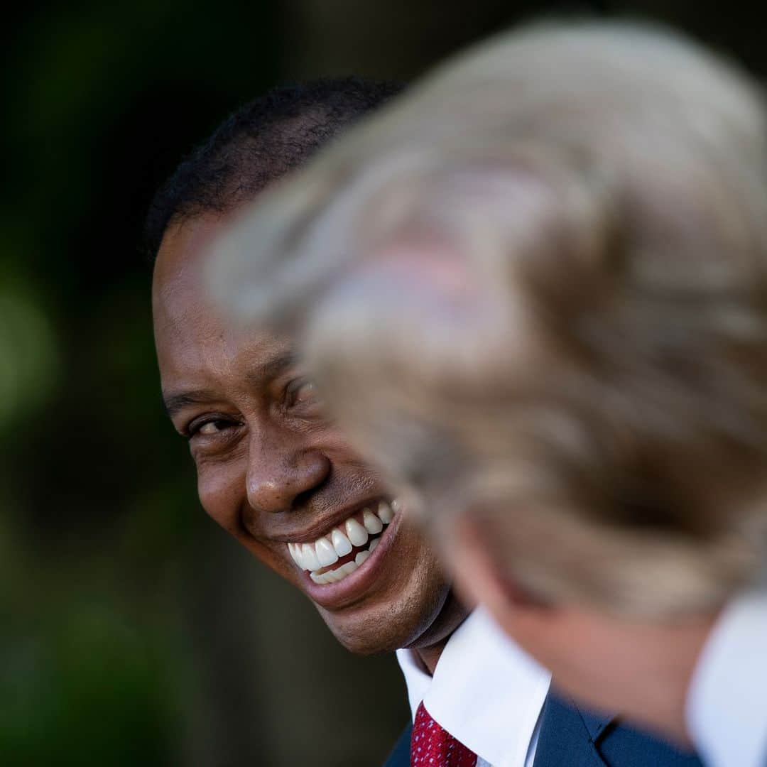 AFP通信さんのインスタグラム写真 - (AFP通信Instagram)「AFP Photo 📷 @@saulloeb & @bsmialowski - US President Donald Trump presents US golfer Tiger Woods with the Presidential Medal of Freedom during a ceremony in the Rose Garden of the White House in Washington, DC, on May 6, 2019. #TigerWoods」5月7日 18時51分 - afpphoto