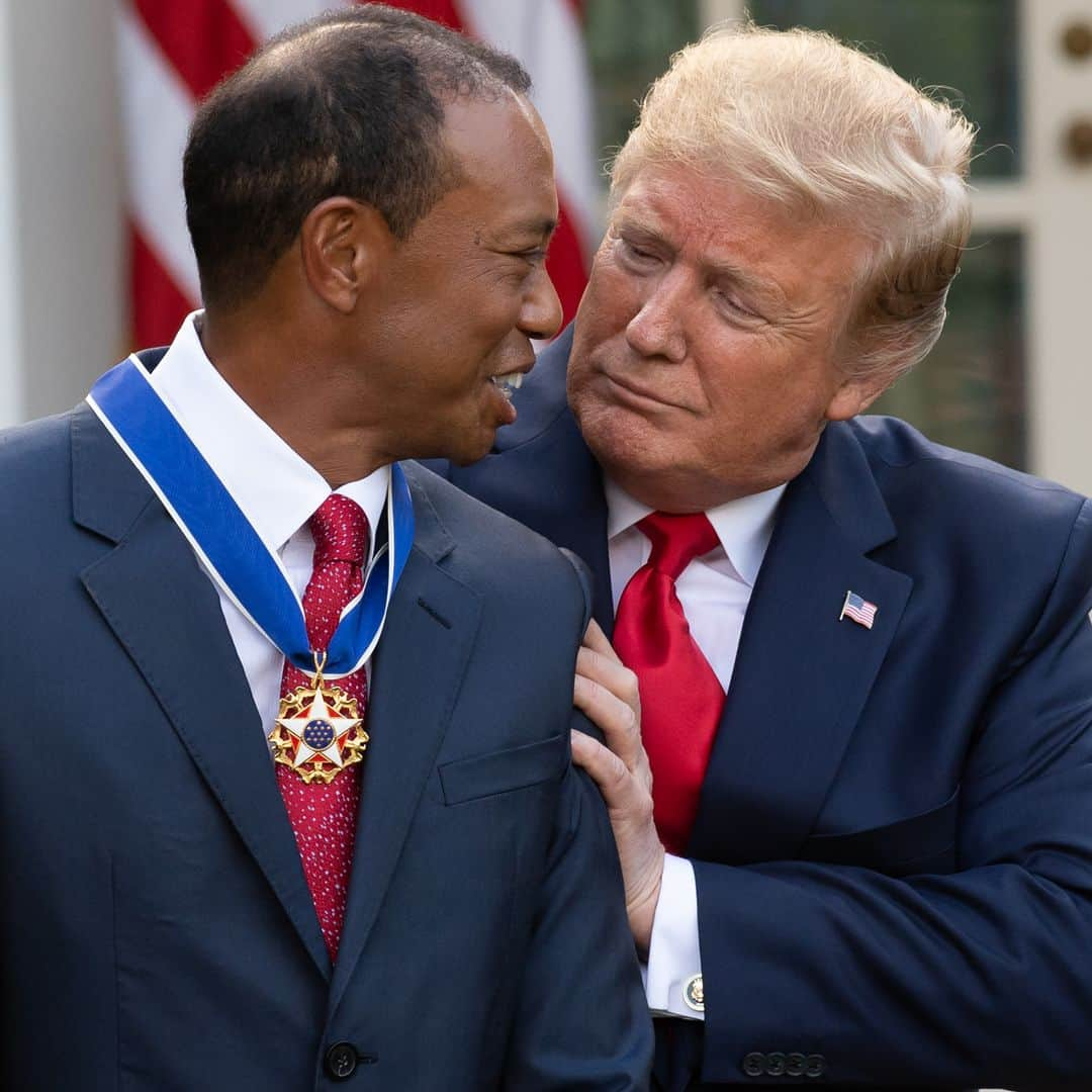 AFP通信さんのインスタグラム写真 - (AFP通信Instagram)「AFP Photo 📷 @@saulloeb & @bsmialowski - US President Donald Trump presents US golfer Tiger Woods with the Presidential Medal of Freedom during a ceremony in the Rose Garden of the White House in Washington, DC, on May 6, 2019. #TigerWoods」5月7日 18時51分 - afpphoto