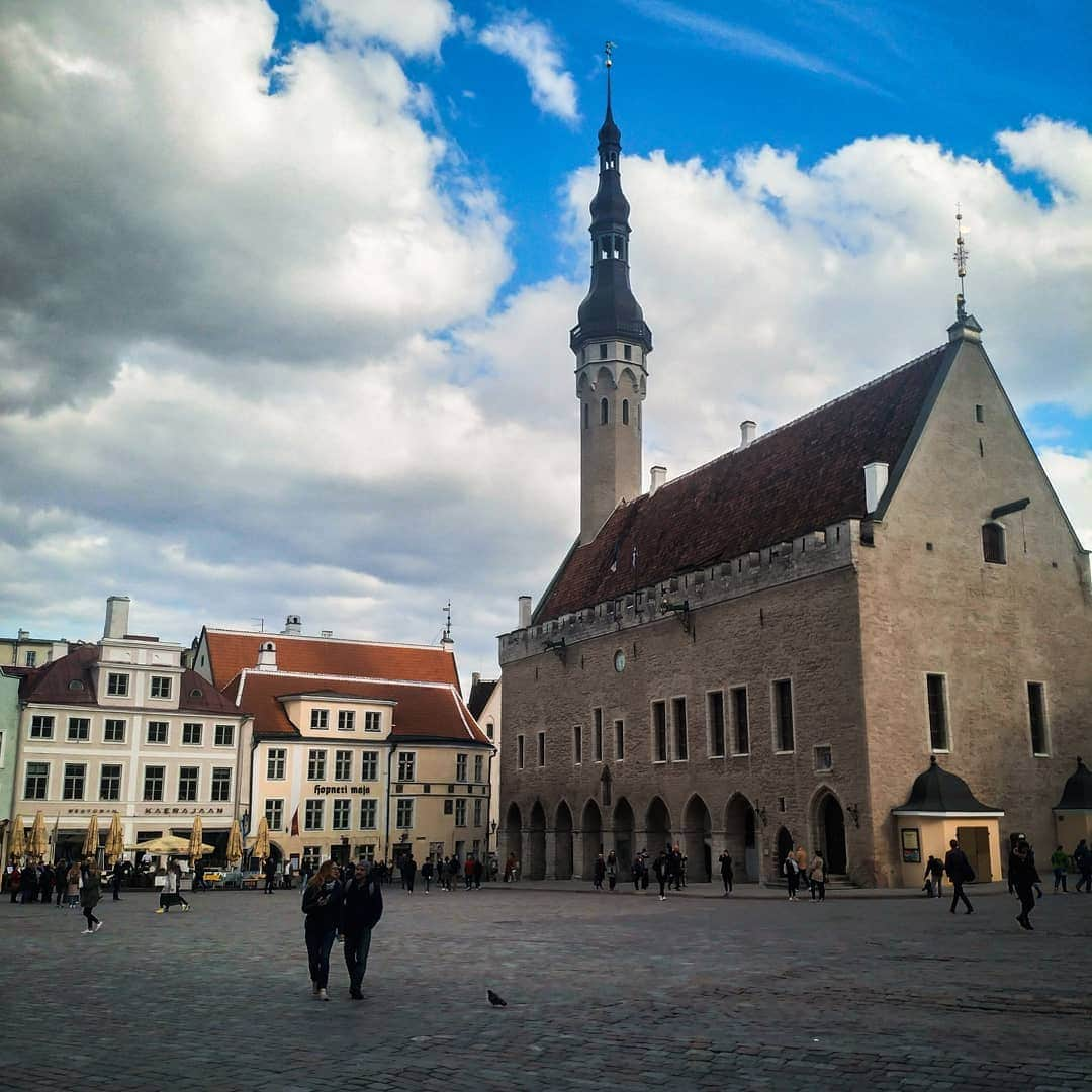 パヴェル・ドローストさんのインスタグラム写真 - (パヴェル・ドローストInstagram)「Tere hommikust, Tallinn!🌤️🇪🇪🚶🏼‍♂️ #estonia #tallinn #visitestonia #visittallinn #travel #эстония #таллинн #viajar #nokia」5月7日 19時00分 - pashka_drozd