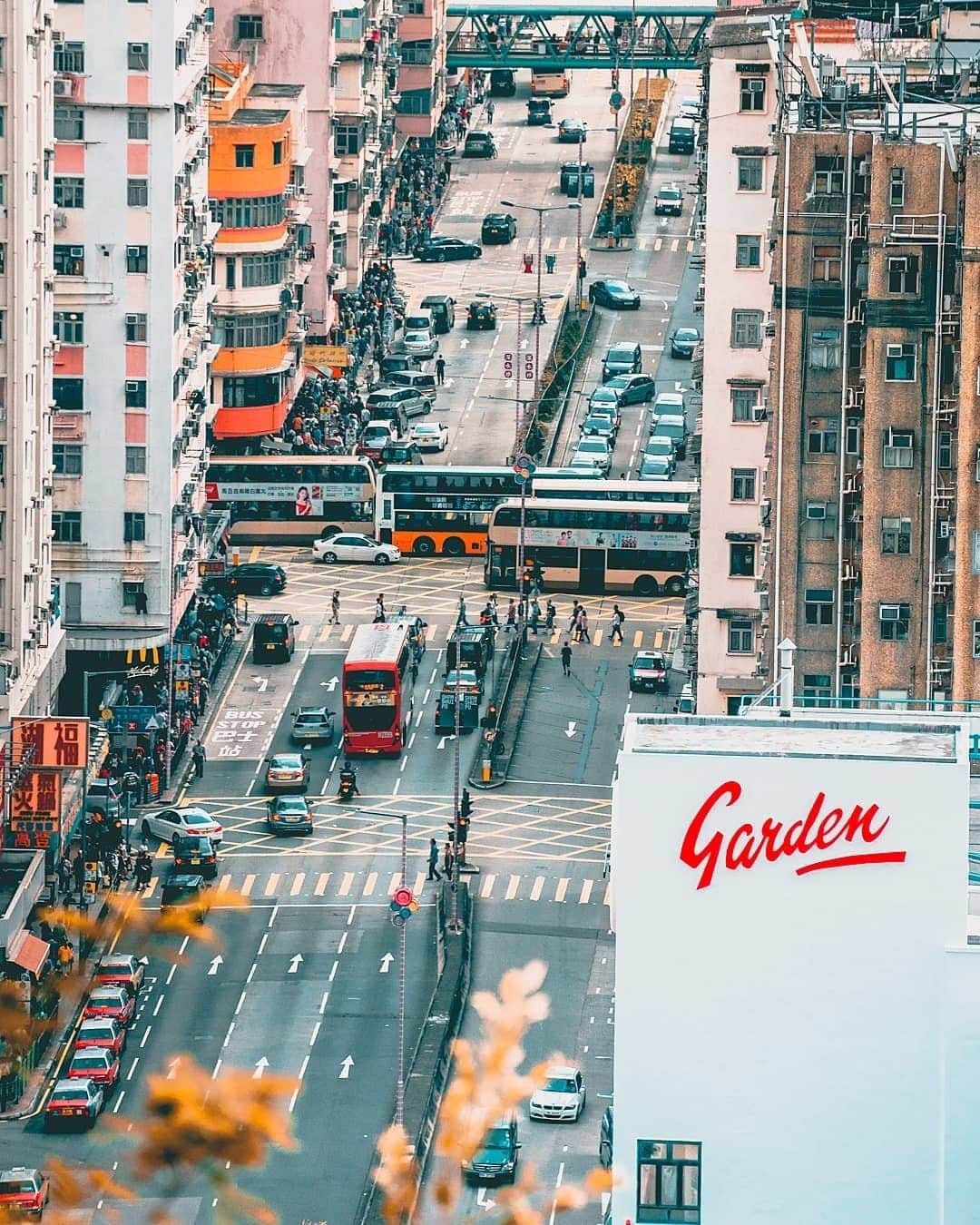 Discover Hong Kongさんのインスタグラム写真 - (Discover Hong KongInstagram)「Get a different perspective of Sham Shui Po from the summit of Garden Hill. 登上嘉頓山頂，換個角度，遠眺深水埗。 📷: @jo.wel_ #DiscoverHongKong #repost」5月7日 19時01分 - discoverhongkong