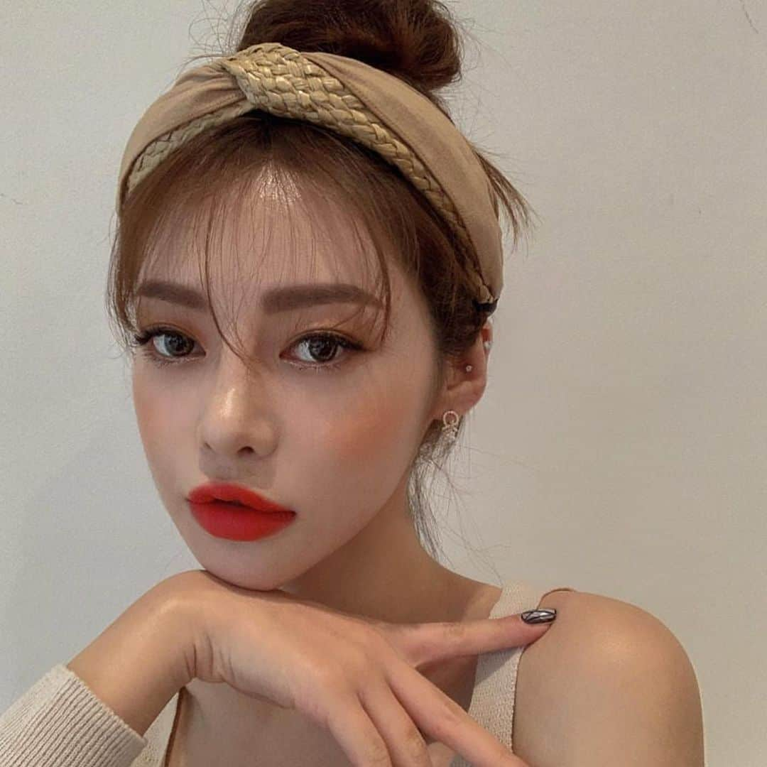 PIA official Instagramさんのインスタグラム写真 - (PIA official InstagramInstagram)「発売から大人気のLILMOON🌎✨ 韓国🇰🇷のIT GIRLの @munitogo をPICK UP👩🏼💘 SKIN GREGEは、明る過ぎない透け感のあるグレーなのでナチュラルな外国人風を目指したいならオススメのカラー❤️ 🌈🌈REPOST🌈🌈 ------------------------- BRAND：LILMOON COLOR：SKIN GREGE 1DAY：DIA/14.2mm 1MON：DIA/14.5mm ------------------------- SPECIAL THX👏🌈 #colorcontact #makeup #LILMOON#リルムーン #カラコン #カラーコンタクト #メイク #カラコンレポ #メイク動画  #カラーコンタクト  #pia #colorcontact #colorcontacts #メイク #kbeauty #beauty #カラコンレポ #メイク動画 #렌즈 #메이크업 #eotd #motd #makeupforever #lit #skingrege #スキングレージュ」5月7日 18時54分 - pia_contact