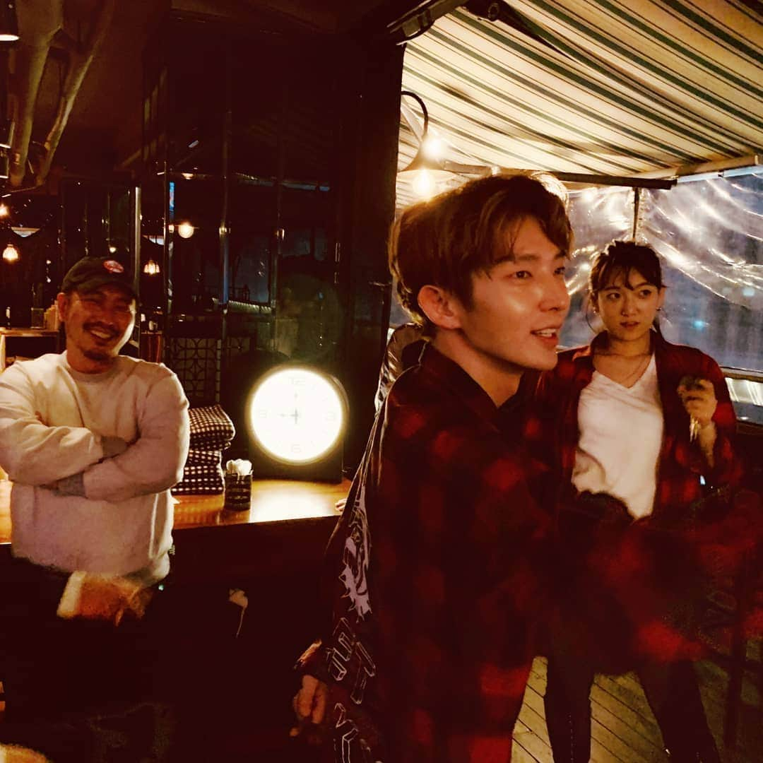 イ・ジュンギさんのインスタグラム写真 - (イ・ジュンギInstagram)「#JG #crew #always #Happy ~🍺🍺 Where are you guys my #Dance crew ? anyway ~I miss you my angel's so so much 💖👍😘공연 #후유증 달래러 급 모임 추진!!! 해봤으나 🤗다 모이지 못했네요😥🤔🤨 여러분도 너무너무 #보고싶고 그립죠? 저도 그래요 🤣🤔🥰 😭😭😭얼굴보시라고 불쑥!! 😛😜😝🤟🎰 (봄엔 레드셔츠 아닌가요?ㅋㅋㅋㅋ 싱기방기 강제동일룩~ 교진양 당황~ 담엔 우리도 맞춰입어 봅시다~레드셔츠가 시강이었구나 😜)」5月7日 18時58分 - actor_jg