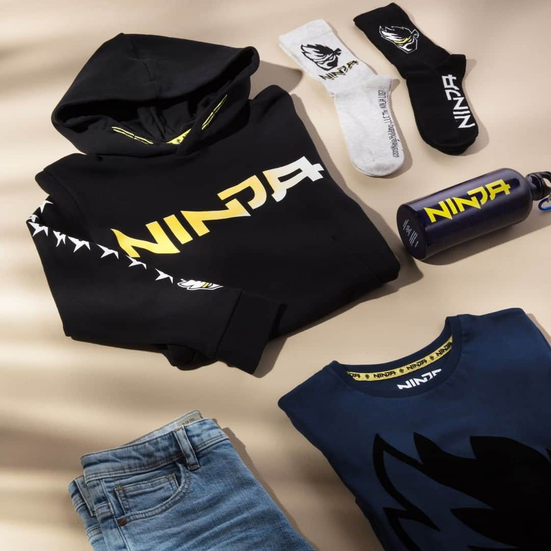 プリマークさんのインスタグラム写真 - (プリマークInstagram)「Kit them out to seek Victory Royales with our drop of official @ninja merchandise 🎮👏 Hoodie £12/€16/$18, T-Shirt £6/€8/$9, Socks £2.30/€3, Bottle £7/€8 (Available in: 🇬🇧🇩🇪🇳🇱🇦🇹🇧🇪🇮🇪🇫🇷🇮🇹🇪🇸🇵🇹) #Primark #Ninja #kidswear #gaming」5月7日 19時00分 - primark