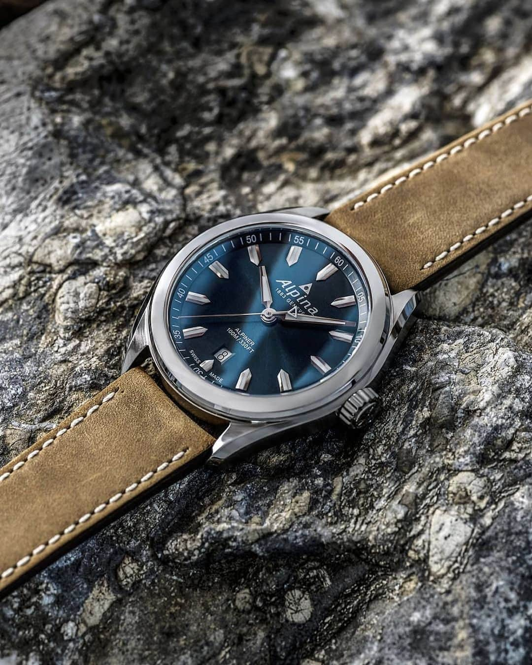 Alpina Watches Japanさんのインスタグラム写真 - (Alpina Watches JapanInstagram)「ㅤㅤㅤㅤㅤ 新作「アルピナ クォーツ」をご紹介。 ㅤㅤㅤㅤㅤ 1950年代に発表した自動巻き時計を現代風にアップデートする「アルパイナー」コレクションにエントリーモデルとしてクォーツモデルが加わりました。直径42mmのケースには、スクラッチに強いサファイアクリスタルを使用、100ｍの防水機能も充実した一品。実用的なミニマルなデザインに光沢あるブルーの文字盤が印象的です。 ㅤㅤㅤㅤㅤ 5月販売予定 ㅤㅤㅤㅤㅤ 《アルパイナー クォーツ》 AL-240NS4E6 ㅤㅤㅤㅤㅤ #Alpina #AlpinaWatchesJapan #swissmade #swisswatch #watch #wristwatch #sportwatch #outdoor #alpiner #pilot #quartz #10atm #LeatherStrap #アルピナ #アルピナウォッチ #スイス時計 #時計 #腕時計 #スポーツウォッチ #アウトドア #アルパイナー #パイロット #クォーツ #10気圧防水 #カーフレザーストラップ」5月7日 19時00分 - alpinawatchesjapan