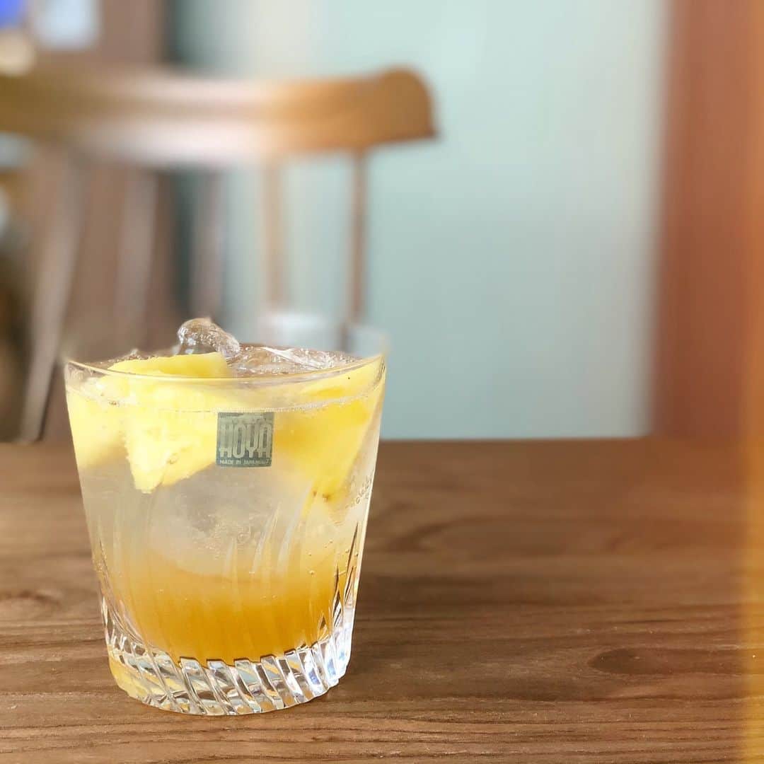 斉藤マリナ(さいまり) のインスタグラム：「友だちが手土産(！)に、おしゃれな飲み物を買ってきてくれた(大人……) ので、おしゃれに盛ったよ。 . 炭酸で割ってパイン切って乗せただけなんだけど、涼しげでかわいい。 . #instagood#instadrink#pineapple#drinks#summer#camera#afternoontealiving#teatime#oisix . #コーディアルシロップ#炭酸#夏#初マタ#初マタさんと繋がりたい#妊婦生活#マタニティライフ#おうちカフェ#ノンアルコール#アフタヌーンティー#オイシックス」