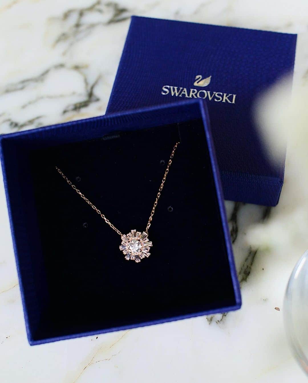 ソニアさんのインスタグラム写真 - (ソニアInstagram)「Here’s to the top lady in my life - MOMMA CHEW! She waited 8 years to have me... now she’s stuck with me forever 🤪 This pendant from @swarovski represents all the qualities I love about her - optimistic, brilliant and beautiful! Happy Mother’s Day!  #followyoursun #ad」5月7日 19時04分 - soniachew