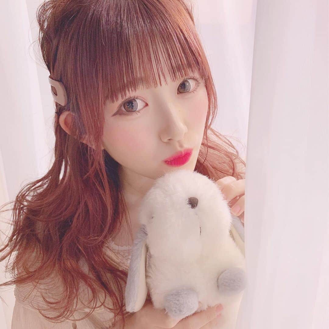 青木菜花のインスタグラム：「.﻿ .﻿ 載せるの遅くなっちゃったけど﻿ この間カラーしてきたよ！♡﻿ ﻿ 今回はピンク！！🐇🎀﻿ 髪色可愛いって沢山DMきて嬉しい💭💗﻿ ﻿ げんげんさんありがとうございました！﻿ .﻿ .﻿ #げんげんすたいる #美容院 #カラー #ピンク #赤髪 #instagood #instalike #l4l」