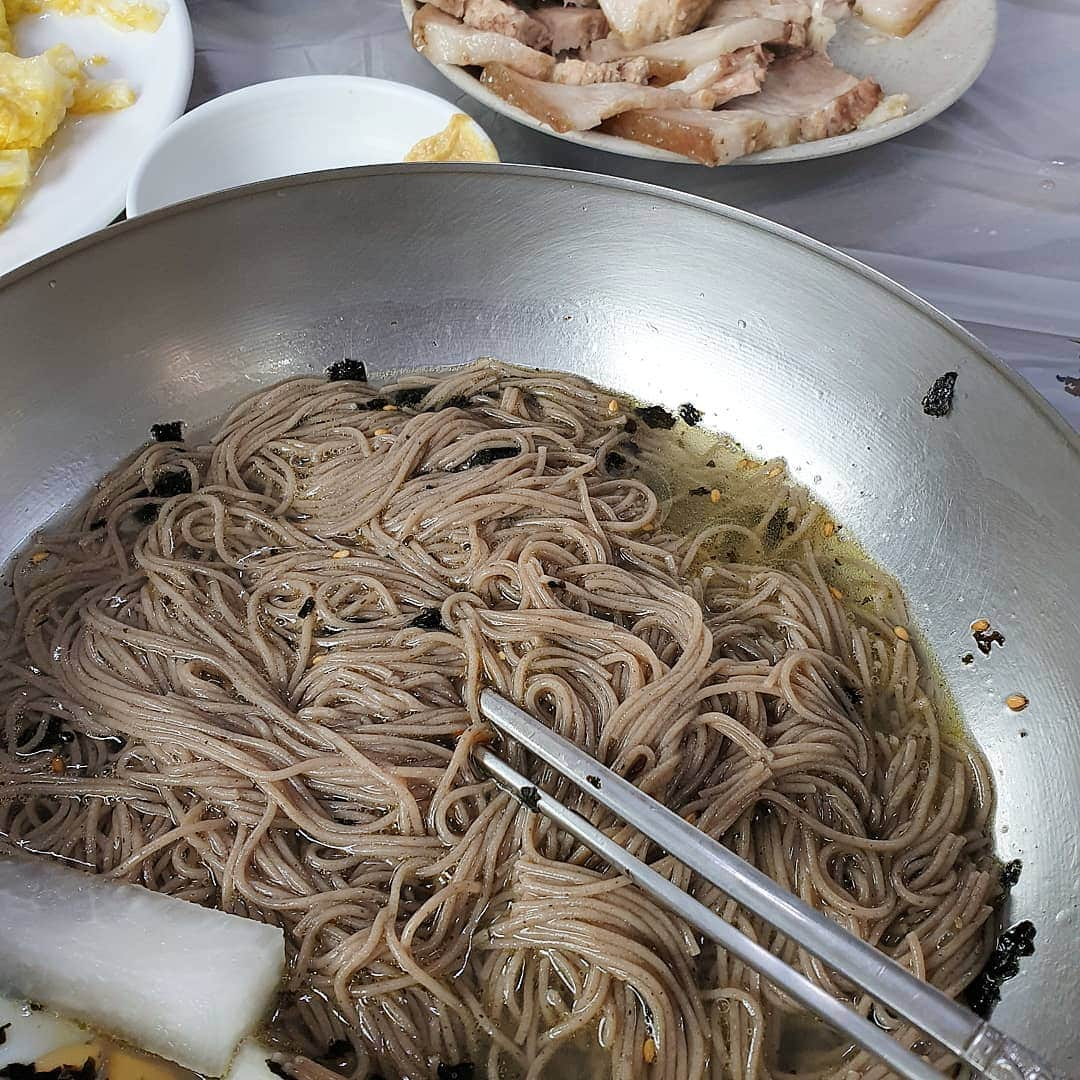 チョンギゴさんのインスタグラム写真 - (チョンギゴInstagram)「한 달 전 즘에 속초에 놀러갔다가 들린 백촌 막국수. 면 좀 말아봤다는 친구들은 모두 알고 있는 유명한 막국수 집인데 막국수는 물론 담백하니 좋고 제육도 훌륭! 오랜만의 #정기고메 포스팅. #백촌막국수」5月7日 19時06分 - junggigo